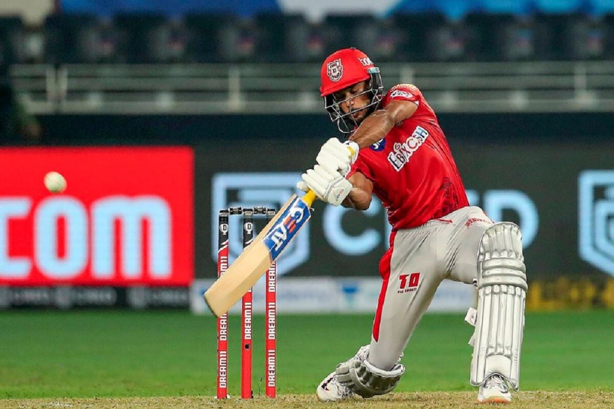 ময়ঙ্ক আগারওয়াল- দিল্লি ক্যাপিটাল্সের বিরুদ্ধে ম্যাচে পঞ্জাবের তারুণ্যের তরবারি ছিলেন ময়ঙ্ক৷ ইতিমধ্যেই ভারতীয় দলের জার্সিতে টেস্টে খেলেছেন৷ তবে ছোট ফর্ম্যাটেও যে একইরকম স্বচ্ছন্দ তিনি ৷ তাঁর দিল্লি ক্যাপিটাল্সের বিরুদ্ধে ৮৯ রানের ইনিংস আইপিএলে তাঁর সর্বোচ্চ রানের ইনিংস৷ ৬০ বলে ৮৯ রান করেন তিনি৷Photo-PTI ময়ঙ্ক আগারওয়াল- দিল্লি ক্যাপিটাল্সের বিরুদ্ধে ম্যাচে পঞ্জাবের তারুণ্যের তরবারি ছিলেন ময়ঙ্ক৷ ইতিমধ্যেই ভারতীয় দলের জার্সিতে টেস্টে খেলেছেন৷ তবে ছোট ফর্ম্যাটেও যে একইরকম স্বচ্ছন্দ তিনি ৷ তাঁর দিল্লি ক্যাপিটাল্সের বিরুদ্ধে ৮৯ রানের ইনিংস আইপিএলে তাঁর সর্বোচ্চ রানের ইনিংস৷ ৬০ বলে ৮৯ রান করেন তিনি৷Photo-PTI