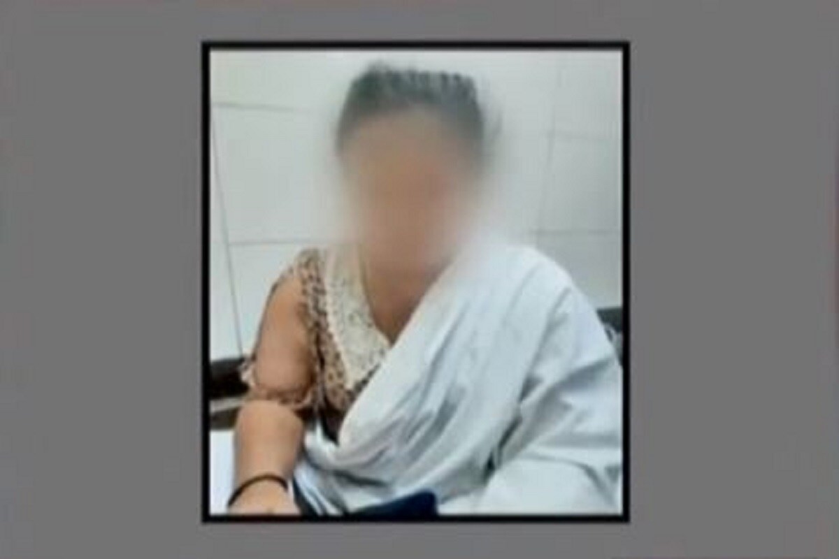 এদিক এর আগে আনন্দপুরে তরুণীকে চলন্ত গাড়িতে শ্লীলতাহানি ও ঠেলে ফেলে দেওয়ার ঘটনায় চাঞ্চল্যকর মোড়। পুলিশ সূত্রে খবর, অভিযোগকারী তরুণী যার বিরুদ্ধে শ্লীলতাহানির ও মারধরের অভিযোগ এনেছিলেন, যাকে বন্ধু বলে দাবি করেছিলেন, তিনি আসলে ওই তরুণীরই প্রেমিক। তরুণীর দাবি করা পাঁচদিনের বন্ধুত্বের সম্পর্কের কথাও সঠিক নয় বলে জানিয়েছে পুলিশ। এদিক এর আগে আনন্দপুরে তরুণীকে চলন্ত গাড়িতে শ্লীলতাহানি ও ঠেলে ফেলে দেওয়ার ঘটনায় চাঞ্চল্যকর মোড়। পুলিশ সূত্রে খবর, অভিযোগকারী তরুণী যার বিরুদ্ধে শ্লীলতাহানির ও মারধরের অভিযোগ এনেছিলেন, যাকে বন্ধু বলে দাবি করেছিলেন, তিনি আসলে ওই তরুণীরই প্রেমিক। তরুণীর দাবি করা পাঁচদিনের বন্ধুত্বের সম্পর্কের কথাও সঠিক নয় বলে জানিয়েছে পুলিশ।