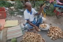 দাম আগুন! তাই সিঙ্গুরের বাজারে বিক্রি হচ্ছে আপাত কম দামে কাটপিস আলু, দেখুন ভিডিও দাম আগুন! তাই সিঙ্গুরের বাজারে বিক্রি হচ্ছে আপাত কম দামে কাটপিস আলু, দেখুন ভিডিও