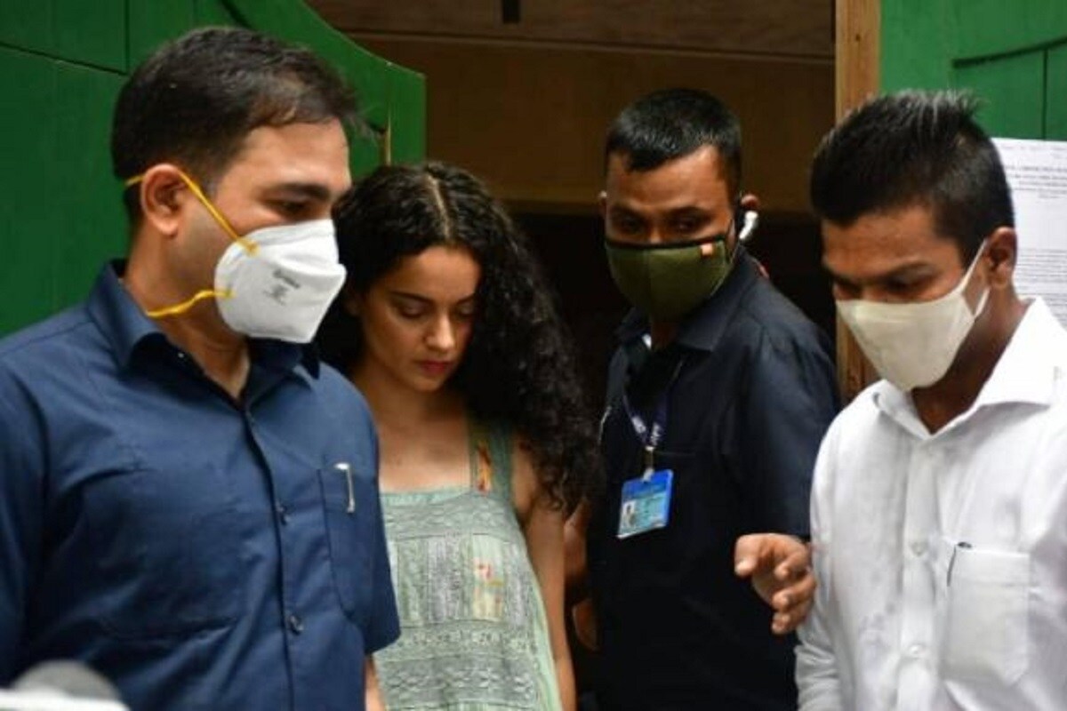 •গোটা অফিসের কোথাও এক টুকরো প্লাস্টিক নেই । পুরোটাই ইকো-ফ্লেন্ডলি সামগ্রী আর অর্গ্যানিক ফেব্রিক দিয়ে তৈরি । এই অফিসের মধ্যেই রয়েছে কঙ্গনার নিজস্ব স্টুডিও, ওয়ার্কপ্লেস । বেশিরভাগটাই খোলা আকাশের নীচে। অফিসটি তিন তলা। চার বছর ধরে নিজেরএই প্রোডাকশন হাউজটি তৈরির পরিকল্পনা করেছিলেন কঙ্গনা ।কিন্তু মাঝে তাঁর কিছু ছবি তেমন ব্যবসা করতে না পারায় সেটা বাস্তব রূপ নিতে একটু বেশি সময় লেগেছে তাঁর । •গোটা অফিসের কোথাও এক টুকরো প্লাস্টিক নেই । পুরোটাই ইকো-ফ্লেন্ডলি সামগ্রী আর অর্গ্যানিক ফেব্রিক দিয়ে তৈরি । এই অফিসের মধ্যেই রয়েছে কঙ্গনার নিজস্ব স্টুডিও, ওয়ার্কপ্লেস । বেশিরভাগটাই খোলা আকাশের নীচে। অফিসটি তিন তলা। চার বছর ধরে নিজেরএই প্রোডাকশন হাউজটি তৈরির পরিকল্পনা করেছিলেন কঙ্গনা ।কিন্তু মাঝে তাঁর কিছু ছবি তেমন ব্যবসা করতে না পারায় সেটা বাস্তব রূপ নিতে একটু বেশি সময় লেগেছে তাঁর ।
