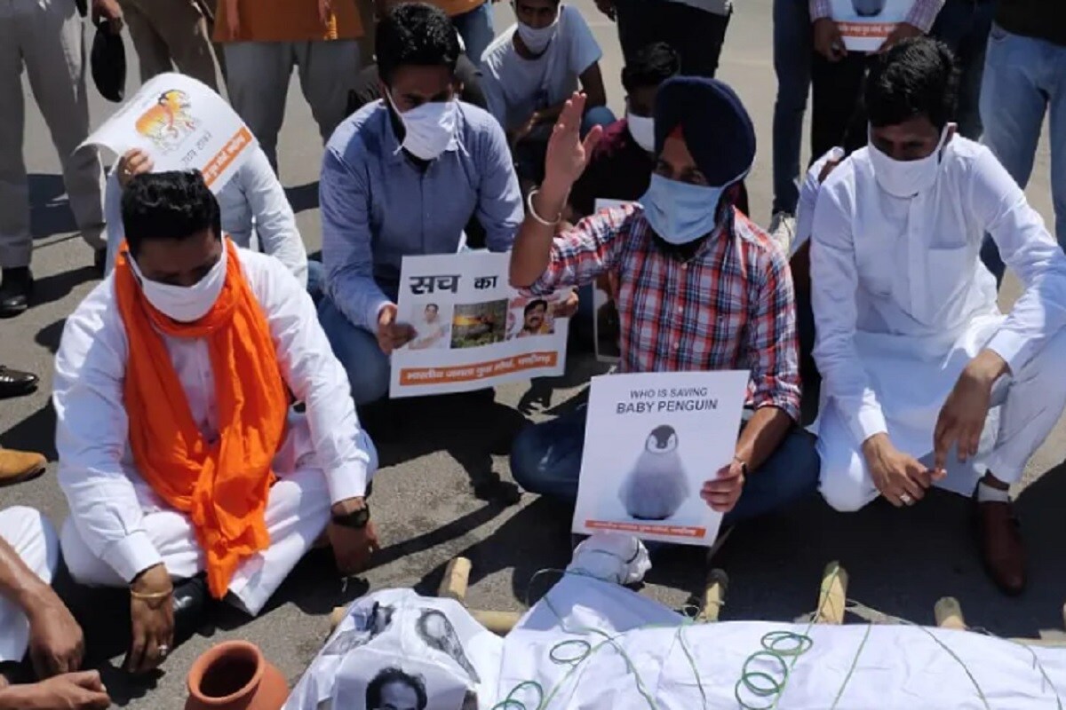 বিক্ষোভে তাঁরা জানিয়েছেন মহারাষ্ট সরকার কঙ্গনা রানাওয়াতের বিরুদ্ধে প্রতিশোধের রাজনীতি করছে ৷ (Photo By: Chaman Lal Palania). বিক্ষোভে তাঁরা জানিয়েছেন মহারাষ্ট সরকার কঙ্গনা রানাওয়াতের বিরুদ্ধে প্রতিশোধের রাজনীতি করছে ৷ (Photo By: Chaman Lal Palania).