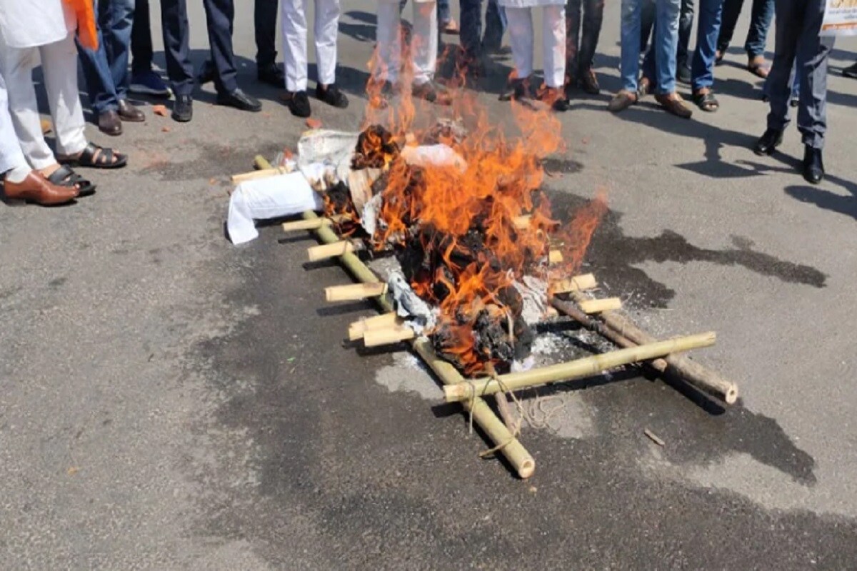 তাঁরা দাবি করেছেন যেখানে সারা দেশ কঙ্গনা রানাওয়াতকে সমর্থন করছে সেখানে কঙ্গনার বিরুদ্ধে করা পদক্ষেপগুলি নানান প্রস্নের জন্ম দিচ্ছে ৷ (Photo By: Chaman Lal Palania). তাঁরা দাবি করেছেন যেখানে সারা দেশ কঙ্গনা রানাওয়াতকে সমর্থন করছে সেখানে কঙ্গনার বিরুদ্ধে করা পদক্ষেপগুলি নানান প্রস্নের জন্ম দিচ্ছে ৷ (Photo By: Chaman Lal Palania).