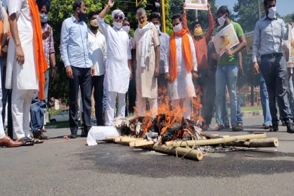 সঞ্জয় রাউতের বয়ানের পরে মহারাষ্ট্র সরকারের বিরুদ্ধে ক্ষোভ উগরে দিয়েছেন কঙ্গনা রানাওয়াত ৷ কঙ্গনা রানাওয়াতকে মুম্বইয়ে প্রবেশের বিষয়ে হুঁশিয়ারি দিয়েছিলেন ৷ পরে কঙ্গনা যখন মুম্বইয়ে প্রবেশ করেছিলেন ঠিক সেই সময়েই লক্ষ্য করা গিয়েছিল তাঁর অফিস বেআইনি নির্মাণ বলে ভাঙচুর করেছে ৷ এরপরেই মহারাষ্ট্র সরকারের বিরুদ্ধে রণং দেহি কঙ্গনা রানাওয়াত ৷ (Photo By: Chaman Lal Palania). সঞ্জয় রাউতের বয়ানের পরে মহারাষ্ট্র সরকারের বিরুদ্ধে ক্ষোভ উগরে দিয়েছেন কঙ্গনা রানাওয়াত ৷ কঙ্গনা রানাওয়াতকে মুম্বইয়ে প্রবেশের বিষয়ে হুঁশিয়ারি দিয়েছিলেন ৷ পরে কঙ্গনা যখন মুম্বইয়ে প্রবেশ করেছিলেন ঠিক সেই সময়েই লক্ষ্য করা গিয়েছিল তাঁর অফিস বেআইনি নির্মাণ বলে ভাঙচুর করেছে ৷ এরপরেই মহারাষ্ট্র সরকারের বিরুদ্ধে রণং দেহি কঙ্গনা রানাওয়াত ৷ (Photo By: Chaman Lal Palania).