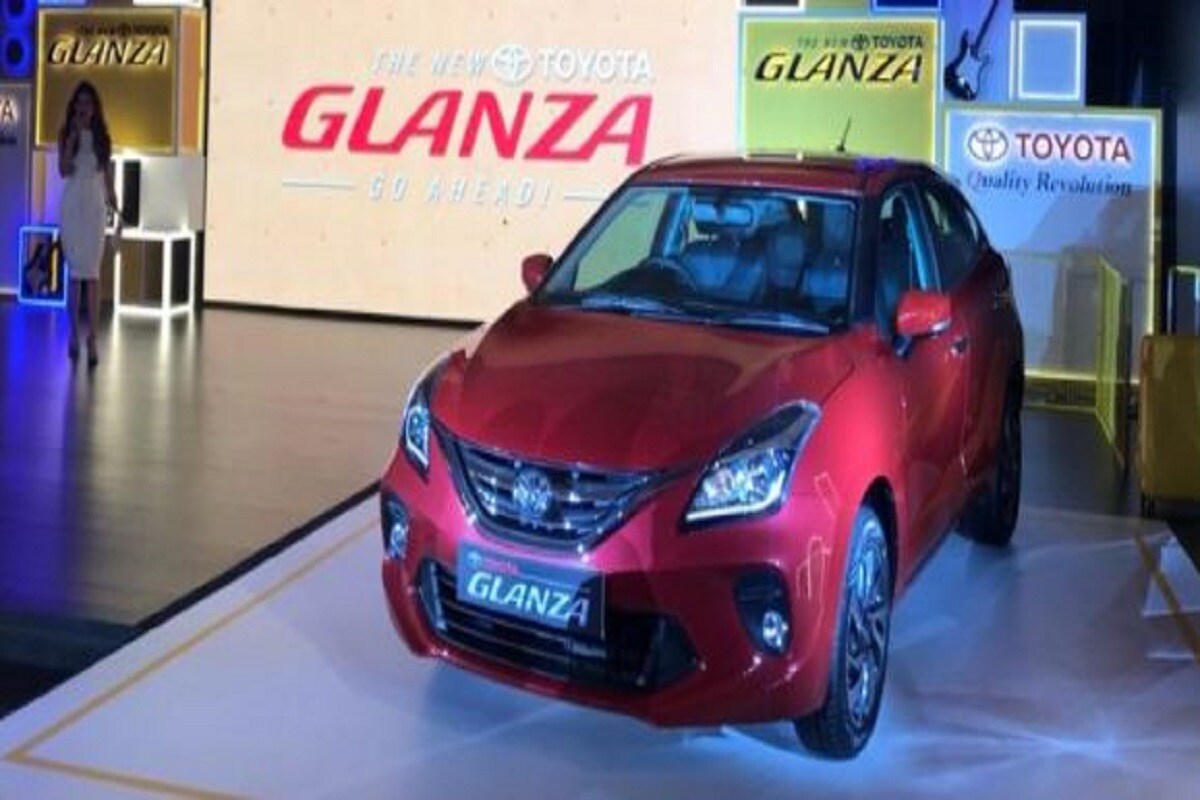 *টয়োটা গ্লানজা (Toyota Glanza)- বিএস ভিআই টয়োটা গ্লানজা মাইল্ড হাইব্রিডে ১.২ লিটার ইঞ্জিন থাকে। এই ইঞ্জিন একটি ১২ ভোল্ট লিথিয়াম-আয়ন ব্যাটারি ও স্টার্টার-জেনারেটর দ্বারা চালিত। এর মাইলেজ ২৩.৮৭ কিমি প্রতি লিটার। তবে গ্লানজার অন্যান্য মডেলগুলি ৮৩ বিএইচপি ইঞ্জিনেও চলে। এর মাইলেজ ২১.০১ কিমি প্রতি লিটার। টয়োটা গ্লানজার এই মাইল্ড হাইব্রিড মডেলের দাম ৭.২২ লক্ষ টাকা। *টয়োটা গ্লানজা (Toyota Glanza)- বিএস ভিআই টয়োটা গ্লানজা মাইল্ড হাইব্রিডে ১.২ লিটার ইঞ্জিন থাকে। এই ইঞ্জিন একটি ১২ ভোল্ট লিথিয়াম-আয়ন ব্যাটারি ও স্টার্টার-জেনারেটর দ্বারা চালিত। এর মাইলেজ ২৩.৮৭ কিমি প্রতি লিটার। তবে গ্লানজার অন্যান্য মডেলগুলি ৮৩ বিএইচপি ইঞ্জিনেও চলে। এর মাইলেজ ২১.০১ কিমি প্রতি লিটার। টয়োটা গ্লানজার এই মাইল্ড হাইব্রিড মডেলের দাম ৭.২২ লক্ষ টাকা।