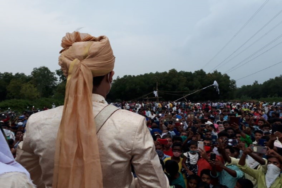 •নেই রাজতন্ত্র, রাজপাট ৷ তবে আজও পুরুলিয়ায় চাকলতোড়ে রাজ পরিবারের রীতি মেনে ছাতা উৎসবের সূচনা করেন 'একদিনের' রাজা৷ একদিনের রাজাকে আজও দেখতে পাওয়া যায় পুরুলিয়ার চাকলতোড়ে। •নেই রাজতন্ত্র, রাজপাট ৷ তবে আজও পুরুলিয়ায় চাকলতোড়ে রাজ পরিবারের রীতি মেনে ছাতা উৎসবের সূচনা করেন 'একদিনের' রাজা৷ একদিনের রাজাকে আজও দেখতে পাওয়া যায় পুরুলিয়ার চাকলতোড়ে।