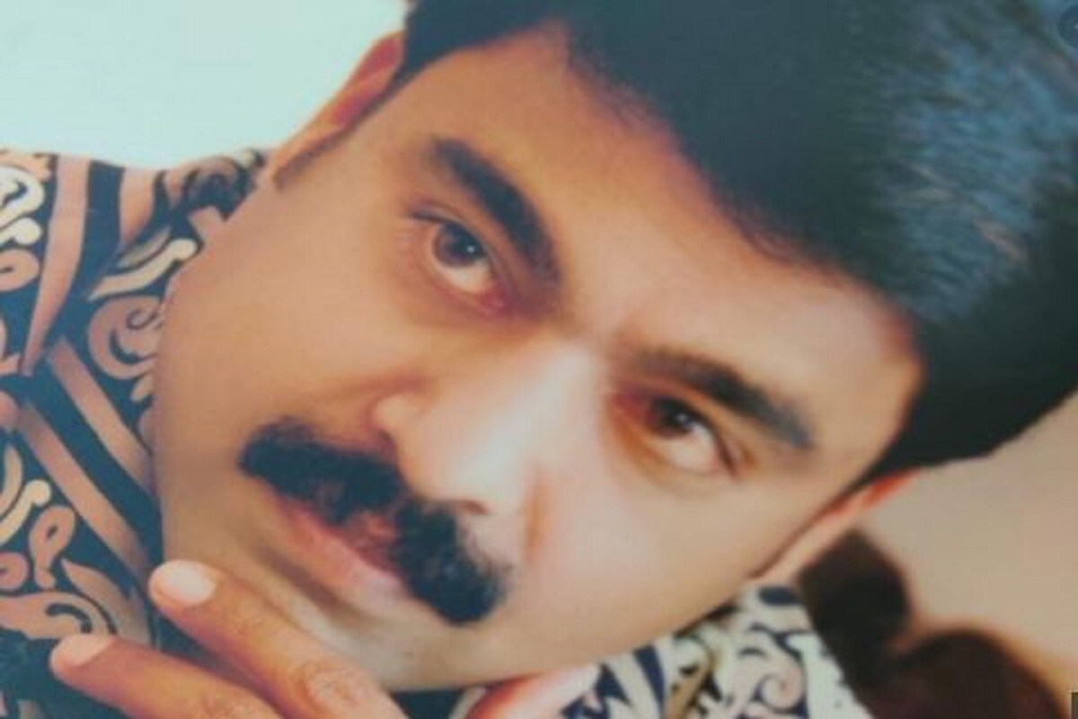 •জানা গিয়েছে যে শ্যুটিং ফ্লোরে লুটিয়ে পড়ার পরপরই অভিনেতাকে স্থানীয় হাসপাতালে নিয়ে যেতে উদ্যোগী হন তাঁর সহকর্মীরা৷ তবে রাস্তায় কোনও যানবাহন না থাকায় তাঁরা সমস্যায় পড়েন৷ •জানা গিয়েছে যে শ্যুটিং ফ্লোরে লুটিয়ে পড়ার পরপরই অভিনেতাকে স্থানীয় হাসপাতালে নিয়ে যেতে উদ্যোগী হন তাঁর সহকর্মীরা৷ তবে রাস্তায় কোনও যানবাহন না থাকায় তাঁরা সমস্যায় পড়েন৷