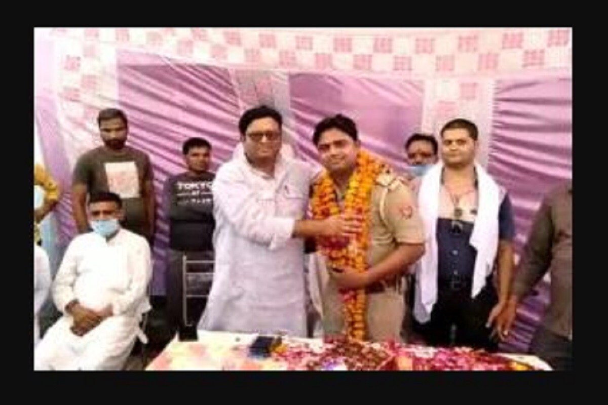 এই মারাত্মক পরিস্থিতিতে এক দারোগা যা করেছেন তার ছবি ভাইরাল হয়েছে সর্বত্র ৷ কানপুরের এক থানার আধিকারিক সোশ্যাল ডিসটেন্সিংকে বুড়ো আঙুল দেখিয়ে ঘুরে বেরিয়েছেন একটি সামাজিক অনুষ্ঠানে৷ সেখানে কোনও মাস্ক না পড়ে একদল লোকের মধ্যে গিয়ে আনন্দ করেছেন৷ লকডাউনের নিয়মকেও উড়িয়ে দিয়েছেন তিনি৷ এই মারাত্মক পরিস্থিতিতে এক দারোগা যা করেছেন তার ছবি ভাইরাল হয়েছে সর্বত্র ৷ কানপুরের এক থানার আধিকারিক সোশ্যাল ডিসটেন্সিংকে বুড়ো আঙুল দেখিয়ে ঘুরে বেরিয়েছেন একটি সামাজিক অনুষ্ঠানে৷ সেখানে কোনও মাস্ক না পড়ে একদল লোকের মধ্যে গিয়ে আনন্দ করেছেন৷ লকডাউনের নিয়মকেও উড়িয়ে দিয়েছেন তিনি৷