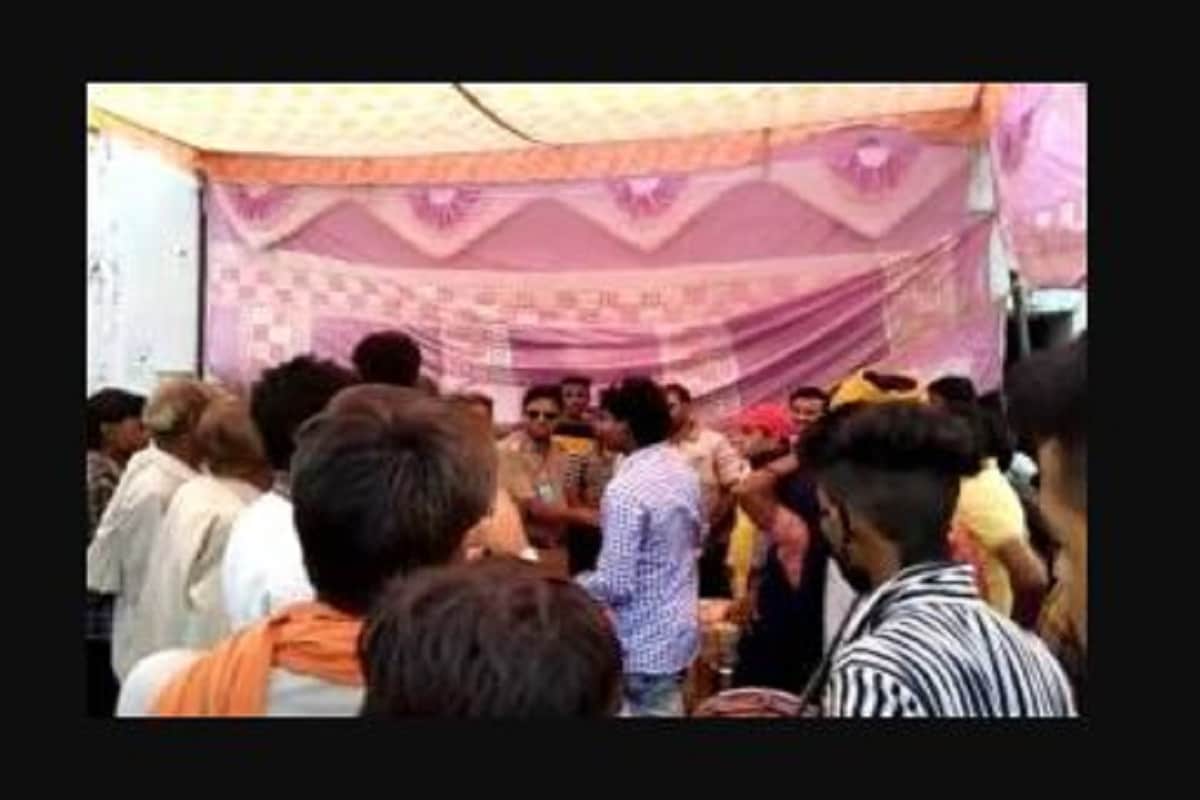 এরপরেই এলাকায় দারোগার বিদায় ঘিরে এক সমারোহ আয়োজন করা হয়৷ সেখানে কোনও মাস্ক, কোনও স্যানেটাইজারের ব্যবস্থা ছিল না৷ সকলেই দারোগাকে কর্মোন্নতির জন্য অভিনন্দন জানাচ্ছিলেন৷ এরই সময়ে থানার ছোট এলাকার মধ্যে শতাধিক মানুষের ভিড় জমা হয়েছিল৷ সেখানে ঢোল বাজানো হচ্ছিল, নোট উড়ছিল, নাচও চলছিল৷ পরিস্থিতি দেখে এমন মনে হচ্ছিল যে করোনা শেষ হয়ে গেছে৷ পুলিশ আধিকারিকরা এই বিষয়ে মুখে কুলুপ দিয়েছে৷ এরপরেই এলাকায় দারোগার বিদায় ঘিরে এক সমারোহ আয়োজন করা হয়৷ সেখানে কোনও মাস্ক, কোনও স্যানেটাইজারের ব্যবস্থা ছিল না৷ সকলেই দারোগাকে কর্মোন্নতির জন্য অভিনন্দন জানাচ্ছিলেন৷ এরই সময়ে থানার ছোট এলাকার মধ্যে শতাধিক মানুষের ভিড় জমা হয়েছিল৷ সেখানে ঢোল বাজানো হচ্ছিল, নোট উড়ছিল, নাচও চলছিল৷ পরিস্থিতি দেখে এমন মনে হচ্ছিল যে করোনা শেষ হয়ে গেছে৷ পুলিশ আধিকারিকরা এই বিষয়ে মুখে কুলুপ দিয়েছে৷