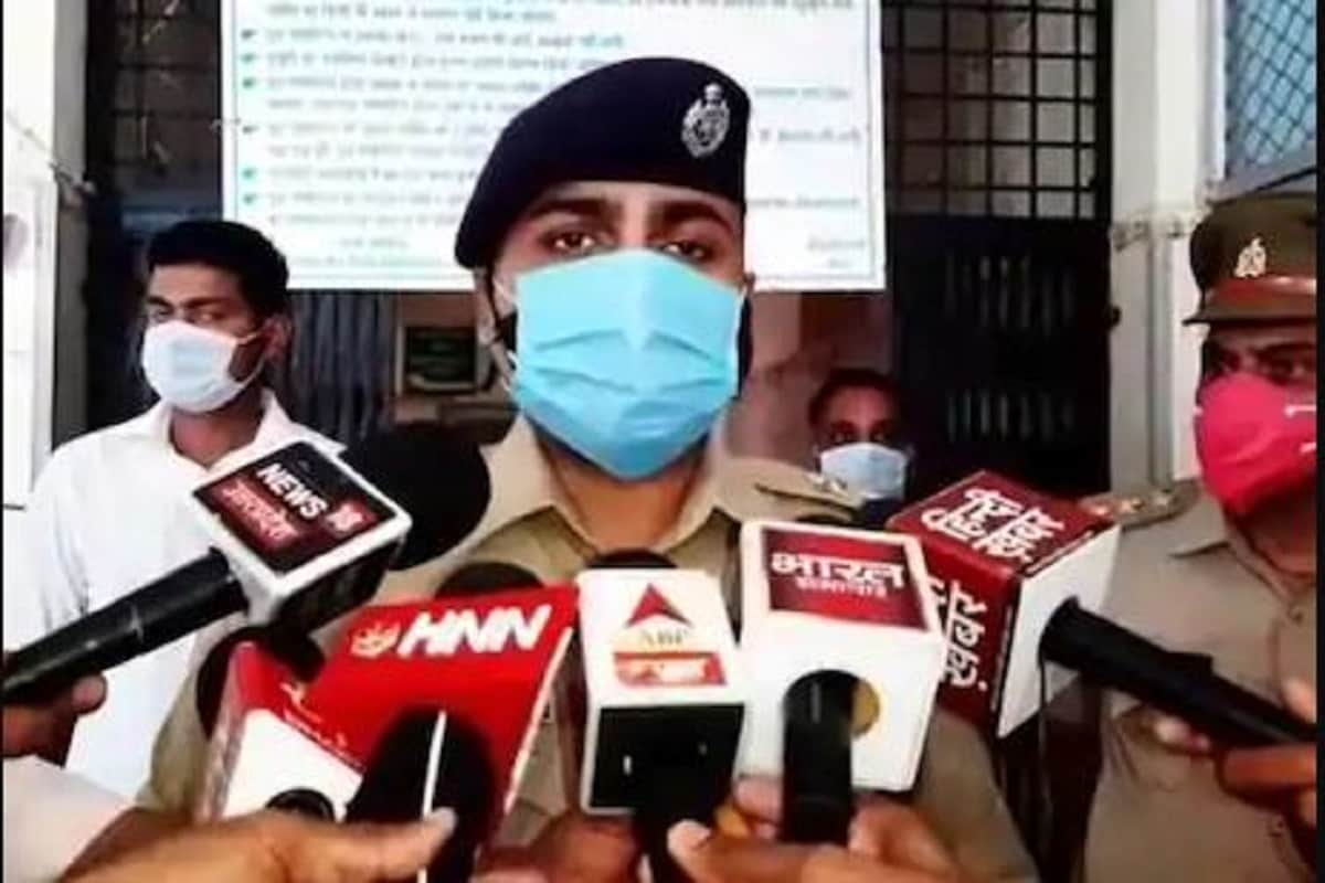 এই মারাত্মক অভিযোগের পর পুলিশ ঘটনার তদন্তে নামে৷ এসপি ক্রাইম রাম অর্জ জানিয়েছেন মহিলা সরধনা ক্ষেত্রের বাসিন্দা৷ তিনি জানিয়েছেন গ্যাং রেপের অভিযোগ মিথ্যা৷ মহিলা নিজের সহমতিতে ও ফৌজি আধিকারিকের সঙ্গে শারীরিক সম্পর্ক স্থাপন করেছিলেন৷ তারপর তারা শারীরিক সম্পর্ক স্থাপন করার পর তাঁকে ফেলে রেখে পালিয়ে গেলে গ্যাংরেপের কাহিনি তৈরি করে৷Photo- News18 এই মারাত্মক অভিযোগের পর পুলিশ ঘটনার তদন্তে নামে৷ এসপি ক্রাইম রাম অর্জ জানিয়েছেন মহিলা সরধনা ক্ষেত্রের বাসিন্দা৷ তিনি জানিয়েছেন গ্যাং রেপের অভিযোগ মিথ্যা৷ মহিলা নিজের সহমতিতে ও ফৌজি আধিকারিকের সঙ্গে শারীরিক সম্পর্ক স্থাপন করেছিলেন৷ তারপর তারা শারীরিক সম্পর্ক স্থাপন করার পর তাঁকে ফেলে রেখে পালিয়ে গেলে গ্যাংরেপের কাহিনি তৈরি করে৷Photo- News18