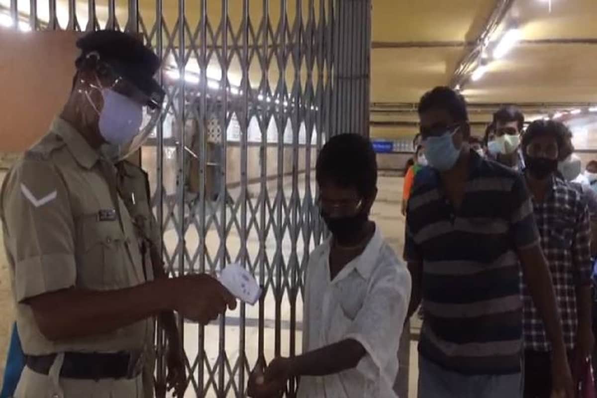 •যেহেতু আগামিকাল, সোমবার, থেকেই বাণিজ্যিক ভাবে যাত্রী পরিষেবা চালু হয়ে যাচ্ছে, তাই রেক ও স্টেশন স্যানিটাইজ করা হচ্ছে ভাল করে। বিশেষ করে নোয়াপাড়া কারশেডে চলছে সমস্ত রেক খুঁটিয়ে পরীক্ষা করা ও স্যানিটাইজ করা। •যেহেতু আগামিকাল, সোমবার, থেকেই বাণিজ্যিক ভাবে যাত্রী পরিষেবা চালু হয়ে যাচ্ছে, তাই রেক ও স্টেশন স্যানিটাইজ করা হচ্ছে ভাল করে। বিশেষ করে নোয়াপাড়া কারশেডে চলছে সমস্ত রেক খুঁটিয়ে পরীক্ষা করা ও স্যানিটাইজ করা।