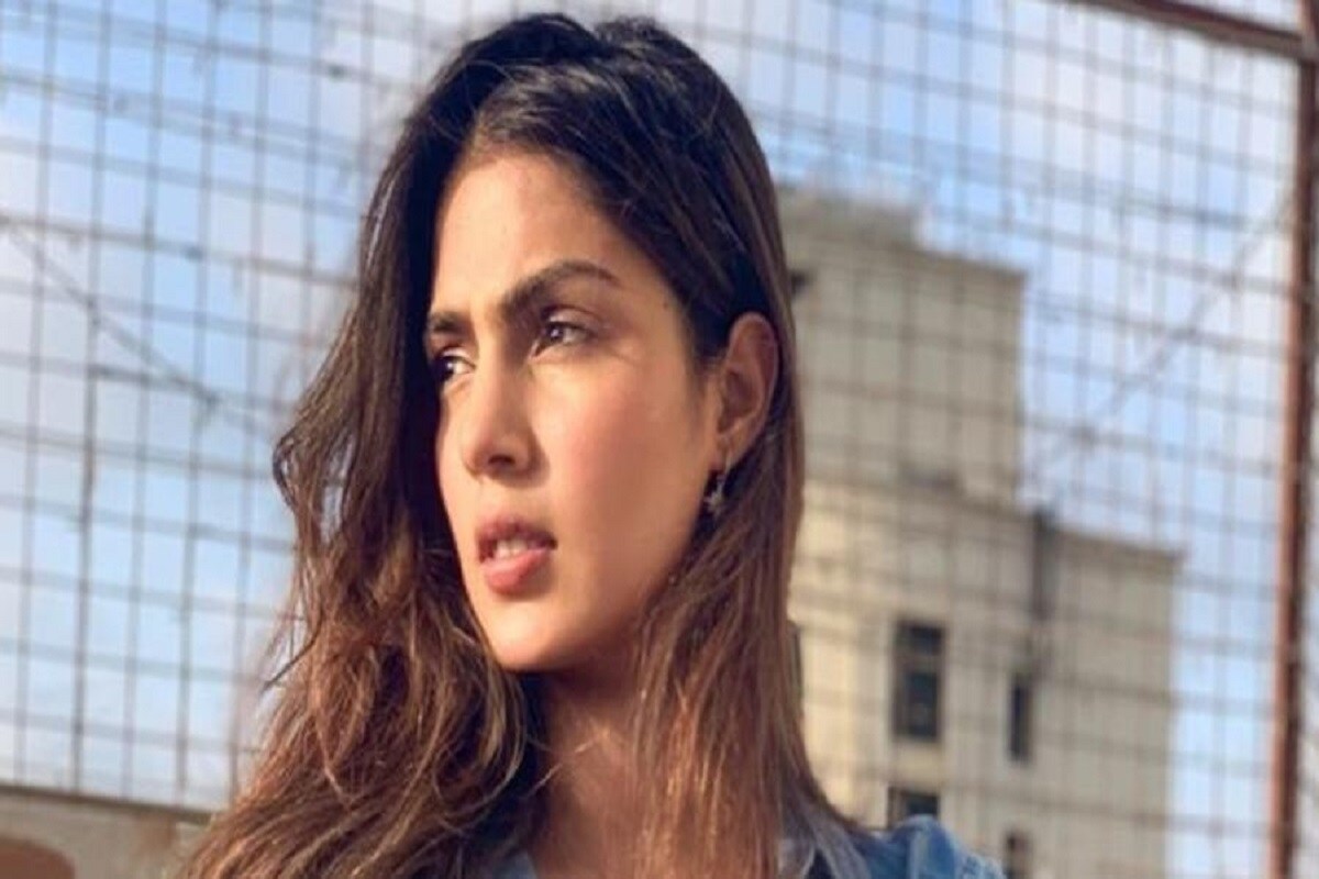 এনসিবি জেরায় রিয়া স্বীকার করে নিয়েছিলেন, তিনি নিজে মাদক সেবন করতেন, সুশান্তের জন্য মাদক আনানোর ব্যবস্থা করতেন, অন্যান্য নানা জায়গায় মাদক সরবরাহও করতেন। কিন্তু বৃহস্পতিবার বিশেষ আদালতে রিয়াকে 'নির্দোষ' দাবি করে জামিনের আবেদন করেন আইনজীবী সতীশ মানশিন্ডে। আবেদনে বলা হয়, 'রিয়া কোনও অপরাধ করেননি। তাঁকে মিথ্যা ফাঁসানো হয়েছে। তাঁর থেকে এনসিবি জোর করে বয়ান আদায় করেছে!' এনসিবি জেরায় রিয়া স্বীকার করে নিয়েছিলেন, তিনি নিজে মাদক সেবন করতেন, সুশান্তের জন্য মাদক আনানোর ব্যবস্থা করতেন, অন্যান্য নানা জায়গায় মাদক সরবরাহও করতেন। কিন্তু বৃহস্পতিবার বিশেষ আদালতে রিয়াকে 'নির্দোষ' দাবি করে জামিনের আবেদন করেন আইনজীবী সতীশ মানশিন্ডে। আবেদনে বলা হয়, 'রিয়া কোনও অপরাধ করেননি। তাঁকে মিথ্যা ফাঁসানো হয়েছে। তাঁর থেকে এনসিবি জোর করে বয়ান আদায় করেছে!'
