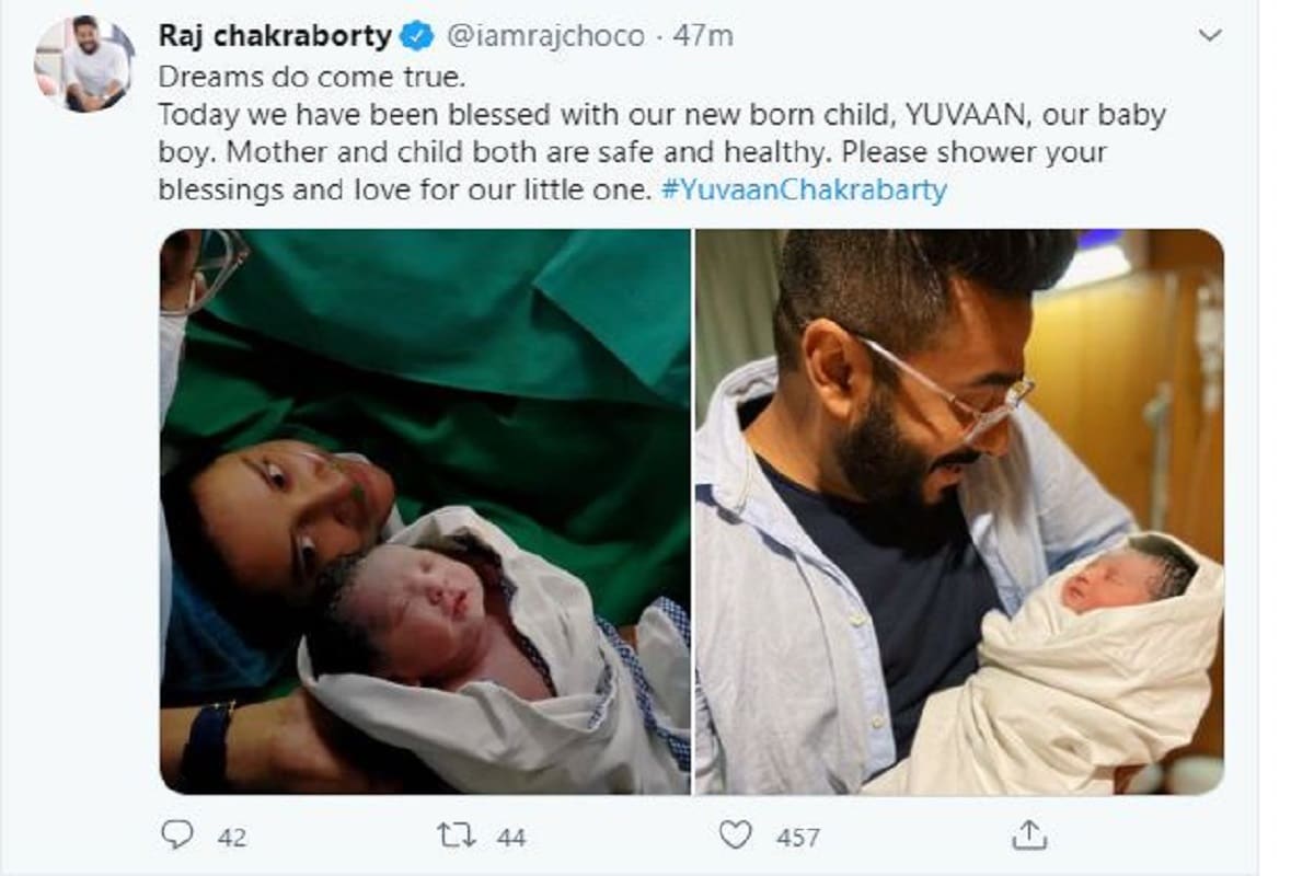 নিজের ট্যুইটে রাজ লিখেছেন Dreams do come true.Today we have been blessed with our new born child, YUVAAN, our baby boy. Mother and child both are safe and healthy. Please shower your blessings and love for our little one. #YuvaanChakrabarty- অর্থাৎ স্বপ্নও সত্যি হয়, আজ আমাদের সন্তান জন্মাল, আমরা সৌভাগ্যবান, যুভান আমাদের ছেলে৷ মা ও ছেলে দুজনেই সুস্থ আছে৷ আমাদের ছোট্টটার জন্য আপনাদের আশীর্বাদ দেবেন৷ Photo- Courtesy- Twitter নিজের ট্যুইটে রাজ লিখেছেন Dreams do come true.Today we have been blessed with our new born child, YUVAAN, our baby boy. Mother and child both are safe and healthy. Please shower your blessings and love for our little one. #YuvaanChakrabarty- অর্থাৎ স্বপ্নও সত্যি হয়, আজ আমাদের সন্তান জন্মাল, আমরা সৌভাগ্যবান, যুভান আমাদের ছেলে৷ মা ও ছেলে দুজনেই সুস্থ আছে৷ আমাদের ছোট্টটার জন্য আপনাদের আশীর্বাদ দেবেন৷ Photo- Courtesy- Twitter