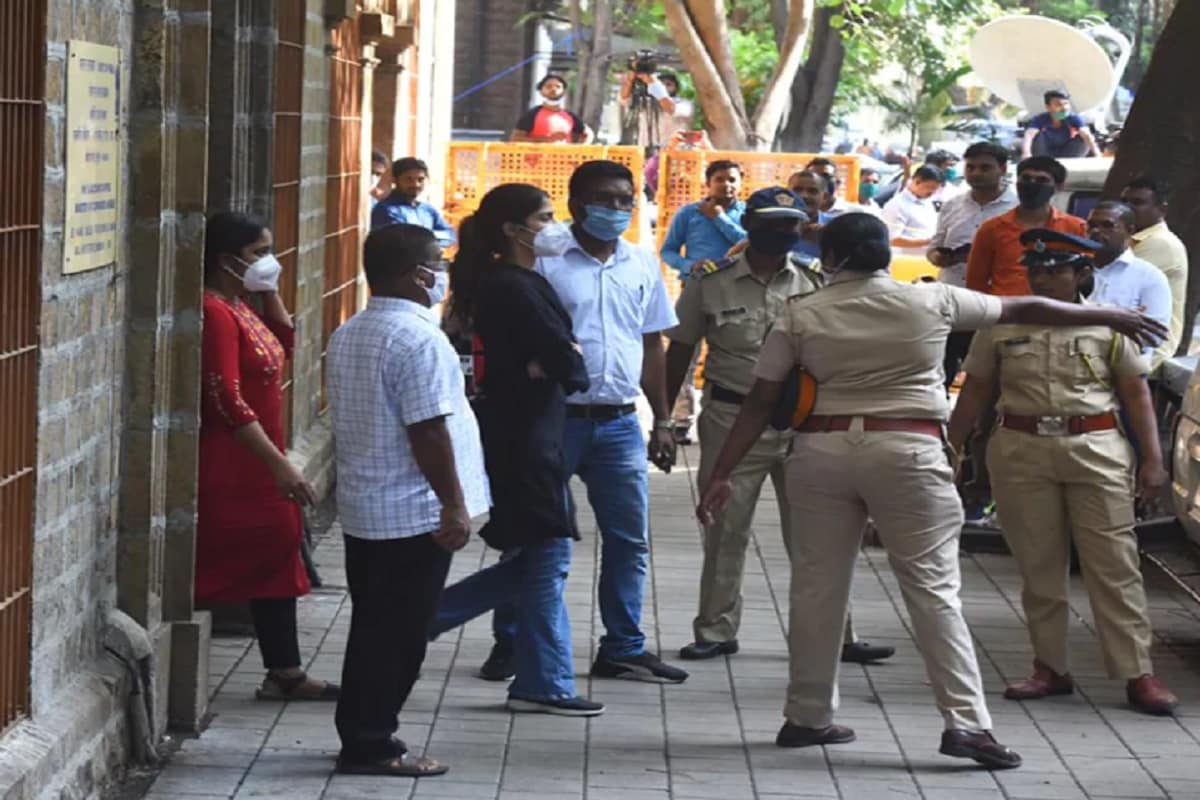 ছবি প্রকাশ্যে আসতেই দেখা গিয়েছে রিয়া তাঁর দুই হাত গুটিয়ে হেঁটে যাচ্ছেন ৷ কালো রঙের টপ, নীল জিন্স ও মাস্ক পরে আছেন তিনি ৷ পুলিশি ঘেরাটোপের মধ্যে রিয়া ৷ (Photo Credit- Viral Bhayani) ছবি প্রকাশ্যে আসতেই দেখা গিয়েছে রিয়া তাঁর দুই হাত গুটিয়ে হেঁটে যাচ্ছেন ৷ কালো রঙের টপ, নীল জিন্স ও মাস্ক পরে আছেন তিনি ৷ পুলিশি ঘেরাটোপের মধ্যে রিয়া ৷ (Photo Credit- Viral Bhayani)