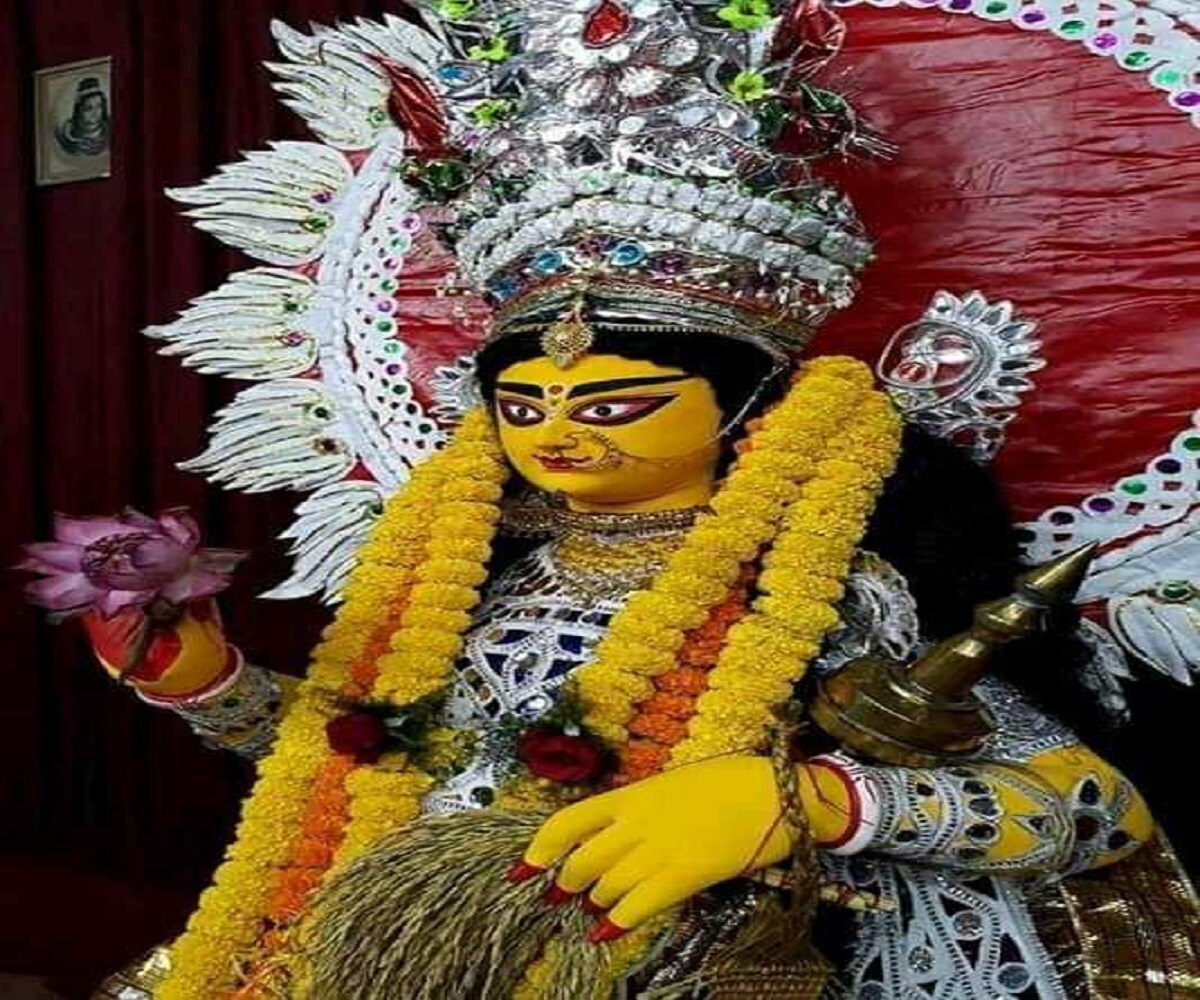 গৃহস্থের সুখ সমৃদ্ধির কারণেই মা লক্ষ্মীর বন্দনা করা হয়ে থাকে ৷ মা লক্ষ্মীর কৃপায় বাড়ে ধনসম্পত্তি ৷ গৃহস্থের সুখ সমৃদ্ধির কারণেই মা লক্ষ্মীর বন্দনা করা হয়ে থাকে ৷ মা লক্ষ্মীর কৃপায় বাড়ে ধনসম্পত্তি ৷