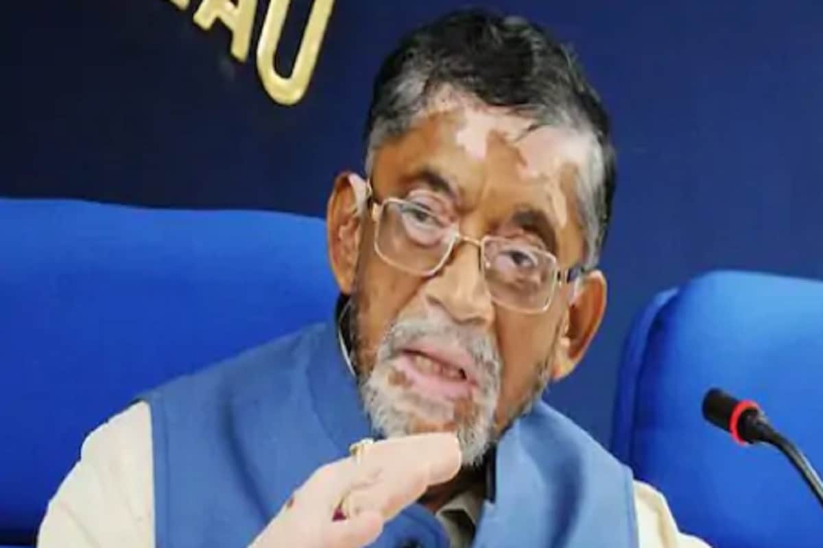 শ্রমমন্ত্রী সন্তোষ গাঙ্গওয়ার কংগ্রেস-সহ সমস্ত বিরোধী দলের বিরোধিতার মাঝেই গত বছরে সংসদে পেশ হওয়া স্বাস্থ্য ও কর্ম পরিবেশ কোড বা হেল্থ অ্যান্ড ওয়ার্কিং কন্ডিশনস কোড ২০২০ এবং সামাজিক সুরক্ষা আইন ২০২০ প্রত্যাহার করেন ৷ প্রতীকী ছবি ৷ শ্রমমন্ত্রী সন্তোষ গাঙ্গওয়ার কংগ্রেস-সহ সমস্ত বিরোধী দলের বিরোধিতার মাঝেই গত বছরে সংসদে পেশ হওয়া স্বাস্থ্য ও কর্ম পরিবেশ কোড বা হেল্থ অ্যান্ড ওয়ার্কিং কন্ডিশনস কোড ২০২০ এবং সামাজিক সুরক্ষা আইন ২০২০ প্রত্যাহার করেন ৷ প্রতীকী ছবি ৷