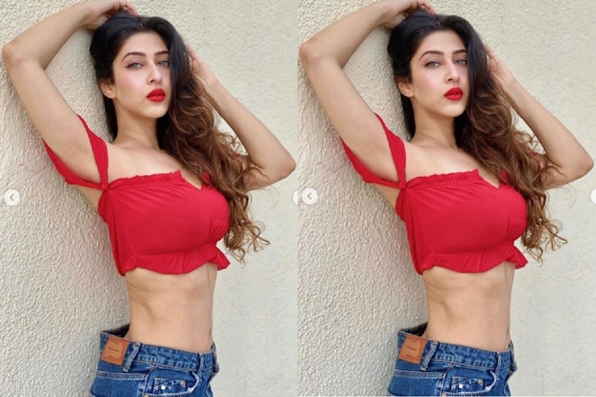 সোনারিকা জবাব দিতে গিয়ে লিখেছেন ৷ তুলে এতটাই ফুলে গিয়েছ যে এখনও মরনি কেন অবাক হচ্ছি ৷ (photo credit: instagram/@bsonarika). সোনারিকা জবাব দিতে গিয়ে লিখেছেন ৷ তুলে এতটাই ফুলে গিয়েছ যে এখনও মরনি কেন অবাক হচ্ছি ৷ (photo credit: instagram/@bsonarika).