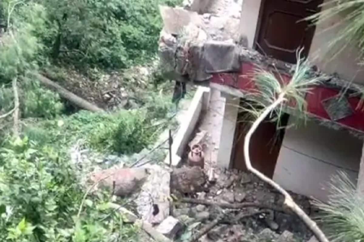 মঙ্গলবার ভোর ৪টেয় ঘটনাটি ঘটেছে ৷ যে বাড়িতে গাছ বেঙএ পড়েছে সেই বাড়িতে বসবাসাকীর কিছু পড়ুয়া ছিলেন তাঁরা প্রাণে বেঁচে গিয়েছেন ৷ বাড়ির মালিক সেই সময়ে বাড়িতে ছিলেন না বলেই জানা গিয়েছে ৷ মঙ্গলবার ভোর ৪টেয় ঘটনাটি ঘটেছে ৷ যে বাড়িতে গাছ বেঙএ পড়েছে সেই বাড়িতে বসবাসাকীর কিছু পড়ুয়া ছিলেন তাঁরা প্রাণে বেঁচে গিয়েছেন ৷ বাড়ির মালিক সেই সময়ে বাড়িতে ছিলেন না বলেই জানা গিয়েছে ৷