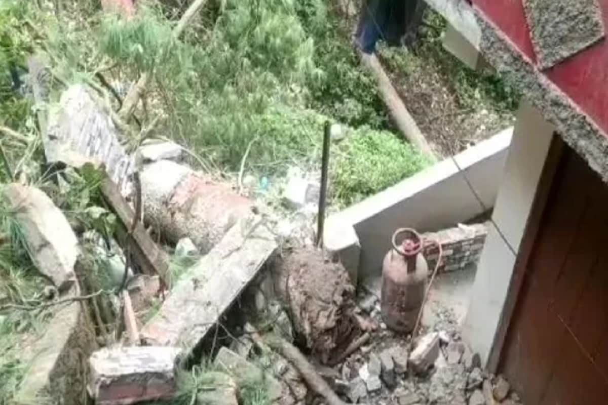 রান্নাঘর-সহ চারটি আরও ঘর যেন বিধ্বস্ত হয়ে গিয়েছে ৷ কিন্তু বাড়ির কোনও কোনও মানুষের কোনও ক্ষয়ক্ষতি খবর এখনও পর্যন্ত পাওয়া যায়নি ৷ অল্পের জন প্রাণে বেঁচেছেন দুই ছাত্রী ৷ রান্নাঘর-সহ চারটি আরও ঘর যেন বিধ্বস্ত হয়ে গিয়েছে ৷ কিন্তু বাড়ির কোনও কোনও মানুষের কোনও ক্ষয়ক্ষতি খবর এখনও পর্যন্ত পাওয়া যায়নি ৷ অল্পের জন প্রাণে বেঁচেছেন দুই ছাত্রী ৷