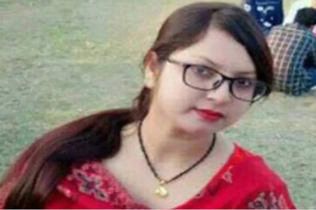 ফতেমার জীবনের গল্পটা জেনে নেওয়া যাক৷ ছোট থেকেই বাবা চেয়েছিলেন মেয়ে আইএএস অফিসার হোক৷ পেশায় অ্যাকাউন্ট্যান্ট বাবার স্বপ্ন পূরণ হয় ২০১৭ সালে৷ একেবারেই সাদামাটা মধ্যবিত্ত বাড়ির মেয়ে ফতেমার এই সাফল্যের সরণিটা খুব সহজ ছিল না৷ ফতেমার জীবনের গল্পটা জেনে নেওয়া যাক৷ ছোট থেকেই বাবা চেয়েছিলেন মেয়ে আইএএস অফিসার হোক৷ পেশায় অ্যাকাউন্ট্যান্ট বাবার স্বপ্ন পূরণ হয় ২০১৭ সালে৷ একেবারেই সাদামাটা মধ্যবিত্ত বাড়ির মেয়ে ফতেমার এই সাফল্যের সরণিটা খুব সহজ ছিল না৷