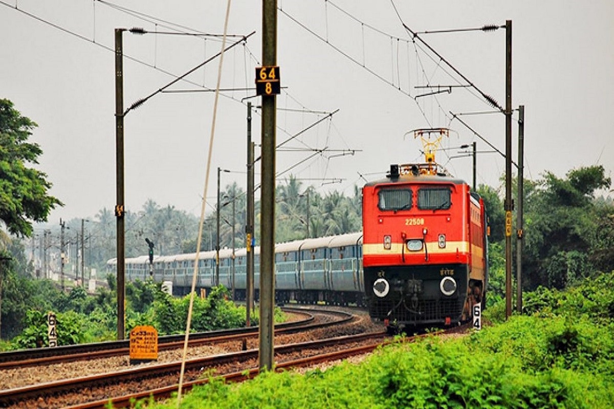 সম্প্রতি রেলে বোর্ডের চেয়ারম্যান ভি কে যাদব জানান, যে সব রুটে ওয়েটিং লিস্টের তালিকা দীর্ঘ, সেই সবহ রুটে ক্লোন ট্রেন চালাবে রেল৷ যাতে যাত্রীরা অনায়াসে গন্তব্যে পৌঁছতে পারেন৷ সম্প্রতি রেলে বোর্ডের চেয়ারম্যান ভি কে যাদব জানান, যে সব রুটে ওয়েটিং লিস্টের তালিকা দীর্ঘ, সেই সবহ রুটে ক্লোন ট্রেন চালাবে রেল৷ যাতে যাত্রীরা অনায়াসে গন্তব্যে পৌঁছতে পারেন৷