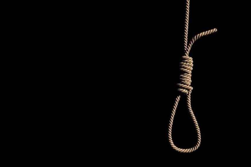 রাকেশের মা বলেন, 'নাতিদের নিয়ে পাশের ঘরে ঘুমোচ্ছিলাম৷ ওদের মা ঘুম পাড়িয়ে গেল৷ ভোরবেলা রাকেশ ও অর্চনাকে অনেক ডেকেও সাড়া না পেয়েও ওদের ঘরে গিয়ে দেখি ঝুলছে৷' রাকেশের মা বলেন, 'নাতিদের নিয়ে পাশের ঘরে ঘুমোচ্ছিলাম৷ ওদের মা ঘুম পাড়িয়ে গেল৷ ভোরবেলা রাকেশ ও অর্চনাকে অনেক ডেকেও সাড়া না পেয়েও ওদের ঘরে গিয়ে দেখি ঝুলছে৷'