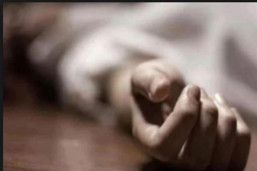 পুলিশ জানিয়েছে, একটি বিছানার চাদরেই দুজন ফাঁস দিয়ে আত্মঘাতী হয়েছেন৷ দেহ দুটি অটোপসির জন্য পাঠানো হয়েছে৷ পুলিশ জানিয়েছে, একটি বিছানার চাদরেই দুজন ফাঁস দিয়ে আত্মঘাতী হয়েছেন৷ দেহ দুটি অটোপসির জন্য পাঠানো হয়েছে৷