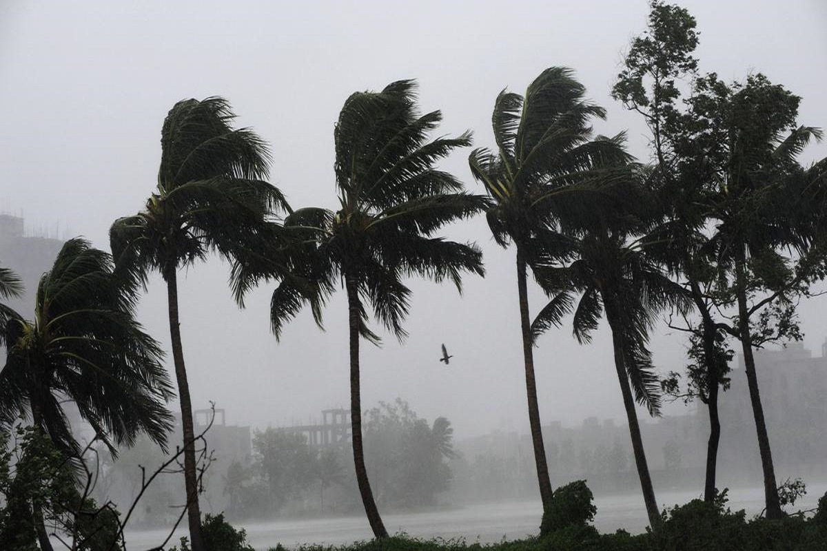 মৌসুমী অক্ষরেখার পশ্চিমাংশ হিমালয়ের কাছাকাছি এলাকায় অবস্থিত। জোড়া ঘূর্ণাবর্ত রয়েছে গাঙ্গেয় পশ্চিমবঙ্গ অসমের উপর। পূবালী হাওয়ার সঙ্গে পশ্চিমী ঝঞ্ঝার সংঘাত। এই সিস্টেমগুলির প্রভাবে আগামী কয়েকদিন উত্তর-পশ্চিম ভারতের রাজ্যগুলিতে ভারী বৃষ্টির সম্ভাবনা ভারী বৃষ্টি হতে পারে কর্ণাটক, কেরালা, তামিলনাড়ু সহ দক্ষিণ ভারতের রাজ্যগুলিতে। বৃষ্টি বাড়বে উত্তর-পূর্ব ভারতের রাজ্যগুলিতেও। মৌসুমী অক্ষরেখার পশ্চিমাংশ হিমালয়ের কাছাকাছি এলাকায় অবস্থিত। জোড়া ঘূর্ণাবর্ত রয়েছে গাঙ্গেয় পশ্চিমবঙ্গ অসমের উপর। পূবালী হাওয়ার সঙ্গে পশ্চিমী ঝঞ্ঝার সংঘাত। এই সিস্টেমগুলির প্রভাবে আগামী কয়েকদিন উত্তর-পশ্চিম ভারতের রাজ্যগুলিতে ভারী বৃষ্টির সম্ভাবনা ভারী বৃষ্টি হতে পারে কর্ণাটক, কেরালা, তামিলনাড়ু সহ দক্ষিণ ভারতের রাজ্যগুলিতে। বৃষ্টি বাড়বে উত্তর-পূর্ব ভারতের রাজ্যগুলিতেও।