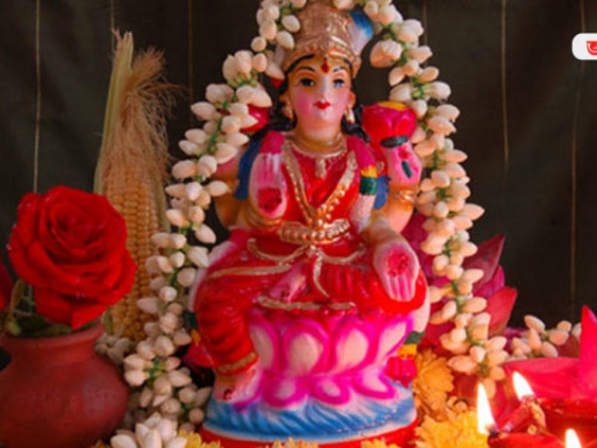 • লক্ষ্মী ধন, সম্পত্তি, সমৃদ্ধির দেবতা । তাঁর আরাধনায় সংসার ভরে ওঠে প্রাচুর্যে । তাই ঘরে ঘরে কোজাগরী লক্ষীর আরাধনায় ব্রতী হন ধর্মপ্রাণ হিন্দুরা । • লক্ষ্মী ধন, সম্পত্তি, সমৃদ্ধির দেবতা । তাঁর আরাধনায় সংসার ভরে ওঠে প্রাচুর্যে । তাই ঘরে ঘরে কোজাগরী লক্ষীর আরাধনায় ব্রতী হন ধর্মপ্রাণ হিন্দুরা ।