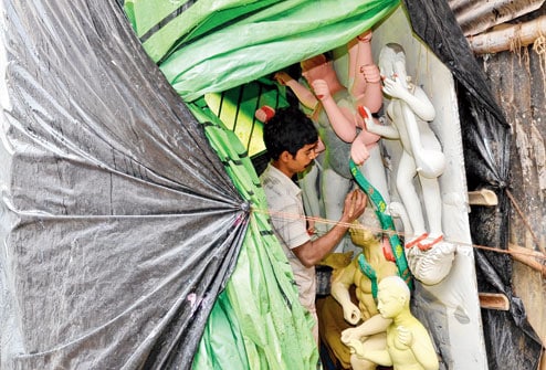 • আশ্বিন মাস মল মাস হওয়ায় মহালয়ার এক মাস পর এ বছর হবে দুর্গা পুজো । তাই সকলের মনেই ক্ষীণ আশা ছিল, পুজো পিছিয়ে যাওয়ায়, এ বছর অন্তত বৃষ্টির হাত থেকে রক্ষা পাওয়া যাবে । কিন্তু সেই আশাতেই জল পড়ল । প্রতীকী চিত্র । • আশ্বিন মাস মল মাস হওয়ায় মহালয়ার এক মাস পর এ বছর হবে দুর্গা পুজো । তাই সকলের মনেই ক্ষীণ আশা ছিল, পুজো পিছিয়ে যাওয়ায়, এ বছর অন্তত বৃষ্টির হাত থেকে রক্ষা পাওয়া যাবে । কিন্তু সেই আশাতেই জল পড়ল । প্রতীকী চিত্র ।