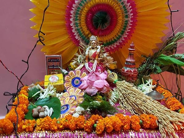 • এ বছর দু’টি দিনে পড়েছে লক্ষ্মী পুজো । পুজো করা যাবে দু’দিনই । তবে সাধারণভাবে কোজাগরী লক্ষ্মীর পুজো হয় রাতে । তাই শুক্রবার রাতেই হবে দেবীর আরাধনা । আবার অনেকে পরেরদিন সকালেও পুজো করেন । তাহলে জেনে নেওযা যাক ১৪২৭ সনের কোজাগরী লক্ষ্মীপূজার সময় ও নির্ঘণ্ট । • এ বছর দু’টি দিনে পড়েছে লক্ষ্মী পুজো । পুজো করা যাবে দু’দিনই । তবে সাধারণভাবে কোজাগরী লক্ষ্মীর পুজো হয় রাতে । তাই শুক্রবার রাতেই হবে দেবীর আরাধনা । আবার অনেকে পরেরদিন সকালেও পুজো করেন । তাহলে জেনে নেওযা যাক ১৪২৭ সনের কোজাগরী লক্ষ্মীপূজার সময় ও নির্ঘণ্ট ।
