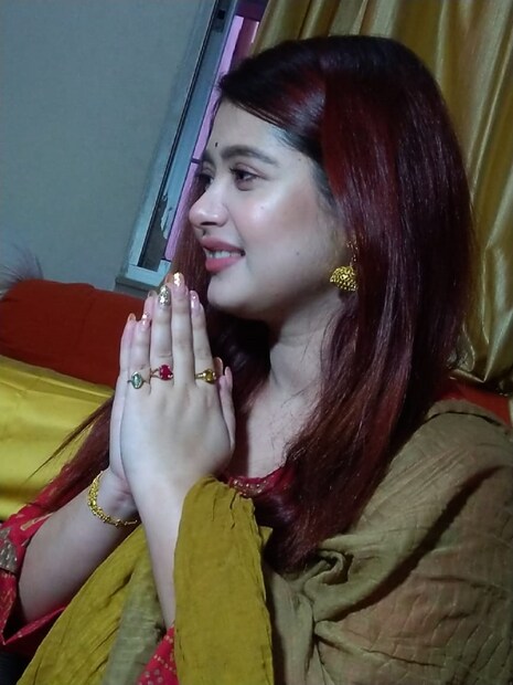 প্রতিবারের মতোই এবারেও মাকে নিজে হাতে সাজালেন অভিনেত্রী।  
