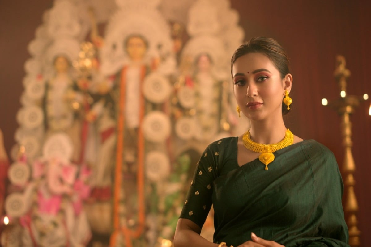 একটি গয়নার বিজ্ঞাপনে এই পণ নিয়ে হাজির হয়েছেন সাংসদ অভিনেত্রী ৷ সোশ্যাল মিডিয়ায় এই বিজ্ঞাপনের প্রশংসাও হয়েছে যথেষ্ট ৷ একটি গয়নার বিজ্ঞাপনে এই পণ নিয়ে হাজির হয়েছেন সাংসদ অভিনেত্রী ৷ সোশ্যাল মিডিয়ায় এই বিজ্ঞাপনের প্রশংসাও হয়েছে যথেষ্ট ৷