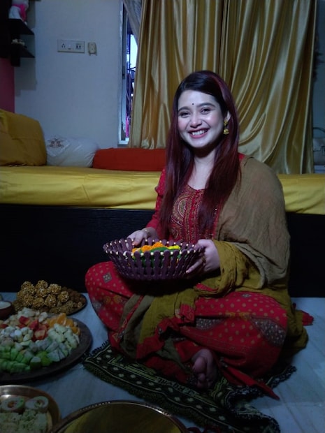 তবে মায়ের ভোগে প্রতি বছর বাবার হাতের তৈরি নাড়ু এনার চাই-ই চাই। ওটাই সব থেকে প্রিয় অভিনেত্রীর। 