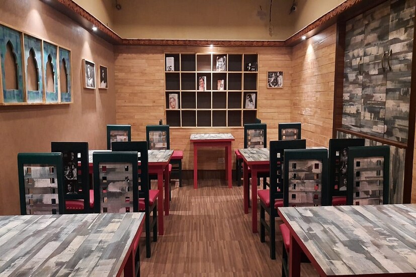 করোনার কারণে, না হয় এবারের পুজোটা একেবারে অন্যরকম ৷ আনন্দের মাঝেও তাই আতঙ্ক অল্পস্বল্প ৷ তবে না হয় ভিড়ে ঠাসা প্যান্ডেল হপিং বাদ থাকুক, পুজোয় পেটপুজো কিন্তু একেবারে অন ! সমস্ত স্বাস্থ্যবিধি মেনে তাই পুজোয় রেডি শহরের রেস্তোরাঁরা৷ তবে এবার না হয় ঢুঁ মারুন সপ্তপদী রেস্তোরাঁর নতুন সল্টলেক আউটলেটে !