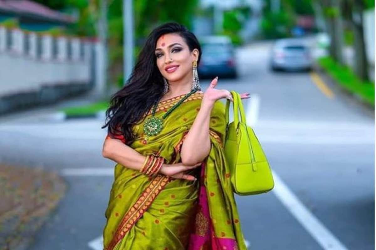 ঋতুপর্ণা সেনগুপ্ত। টলিউডের জনপ্রিয় অভিনেত্রী তো বটেই। সেই সঙ্গে তাঁর স্টাইলে রয়েছে এক অন্য রূপ। এবার পুজোয় সিঙ্গাপুরে আছেন তিনি। এখানেই তাঁকে দেখা গেল সবুজ শাড়ি ও ব্যাগ নিয়ে পুজোর সাজে রাস্তায় ছবি তুলতে। photo source Instagram ঋতুপর্ণা সেনগুপ্ত। টলিউডের জনপ্রিয় অভিনেত্রী তো বটেই। সেই সঙ্গে তাঁর স্টাইলে রয়েছে এক অন্য রূপ। এবার পুজোয় সিঙ্গাপুরে আছেন তিনি। এখানেই তাঁকে দেখা গেল সবুজ শাড়ি ও ব্যাগ নিয়ে পুজোর সাজে রাস্তায় ছবি তুলতে। photo source Instagram