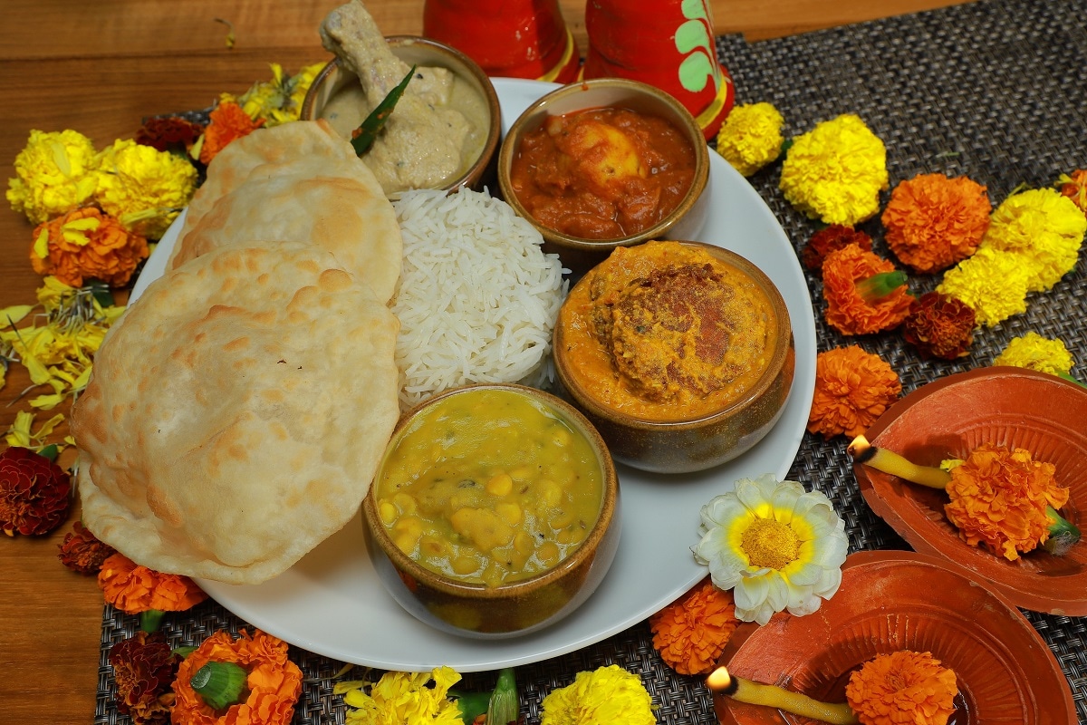 • এসেই গেল পুজো। এই বছরটা আমরা না হয় একটু অন্য রকম ভাবেই উদযাপন করলাম এই মহা উৎসব। সারা শহর জুড়ে মায়ের দর্শন না করে বরং যদি মনে মাকে রেখে বাড়িতেই পরিবারের সঙ্গে সময় কাটাই ক্ষতি কী? কিন্তু যদি মনে হয় যে ভাল রেস্তোরাঁতে একদিন খেতে যাব, সব বিধি মেনে, তা হলে আপনার পছন্দ হতেই পারে ফেয়ারফিল্ড বাই ম্যারিয়ট। • এসেই গেল পুজো। এই বছরটা আমরা না হয় একটু অন্য রকম ভাবেই উদযাপন করলাম এই মহা উৎসব। সারা শহর জুড়ে মায়ের দর্শন না করে বরং যদি মনে মাকে রেখে বাড়িতেই পরিবারের সঙ্গে সময় কাটাই ক্ষতি কী? কিন্তু যদি মনে হয় যে ভাল রেস্তোরাঁতে একদিন খেতে যাব, সব বিধি মেনে, তা হলে আপনার পছন্দ হতেই পারে ফেয়ারফিল্ড বাই ম্যারিয়ট।