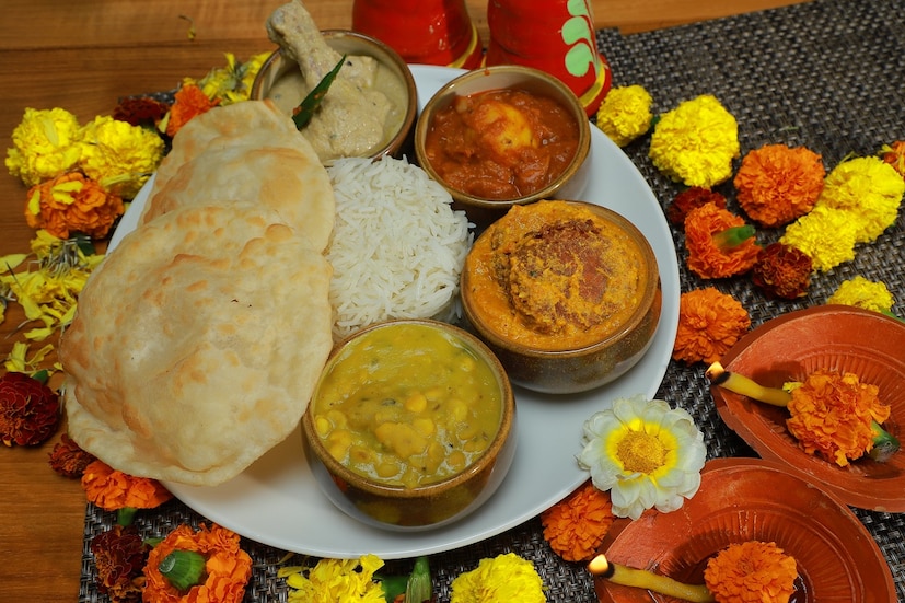 • এসেই গেল পুজো। এই বছরটা আমরা না হয় একটু অন্য রকম ভাবেই উদযাপন করলাম এই মহা উৎসব। সারা শহর জুড়ে মায়ের দর্শন না করে বরং যদি মনে মাকে রেখে বাড়িতেই পরিবারের সঙ্গে সময় কাটাই ক্ষতি কী? কিন্তু যদি মনে হয় যে ভাল রেস্তোরাXতে একদিন খেতে যাব, সব বিধি মেনে, তা হলে আপনার পছন্দ হতেই পারে 'ফেয়ারফিল্ড' বাই ম্যারিয়ট। 