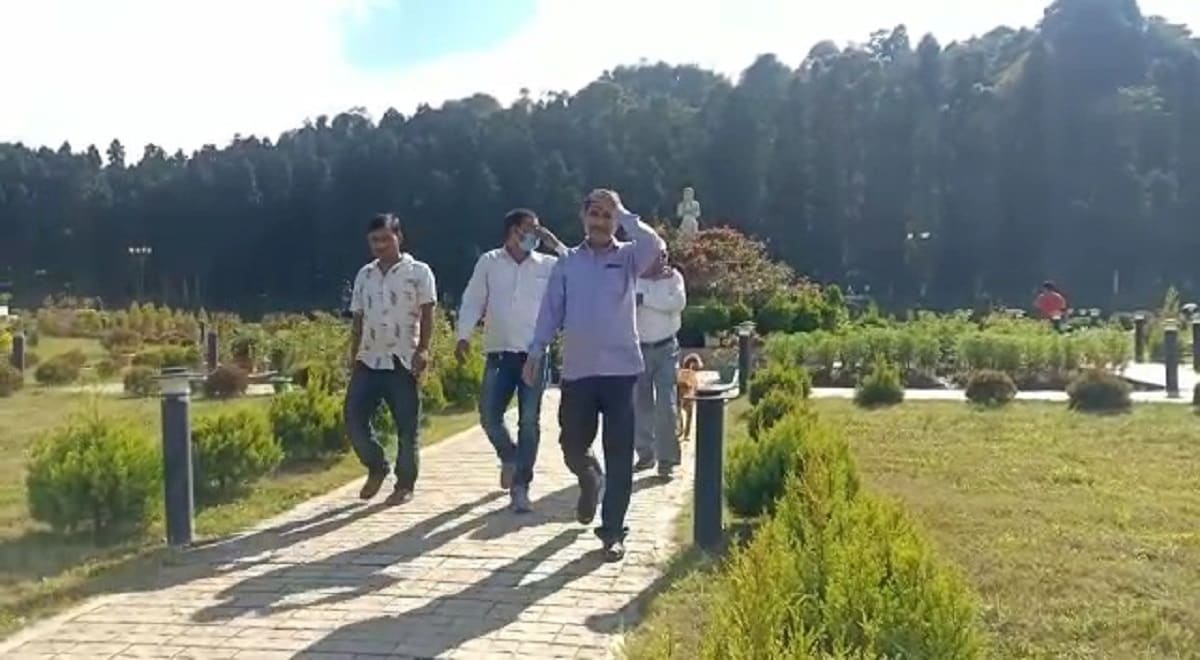 এখানকার অর্থনীতির অন্যতম ভরসা পর্যটন। যাকে ঘিরে কয়েক হাজার বাসিন্দার রুটি-রুজি নির্ভরশীল। লকডাউনে ভেঙে পড়েছিল এখানকার অর্থনীতিও। নিউ নর্মালে ভিড় জমাতে শুরু করেছে পর্যটকেরা। একাধিক বৌদ্ধ গুম্ফা, চা বাগানে মোড়া মিরিক। আর পর্যটকদের আকর্ষনের কেন্দ্রবিন্দু মিরিক লেক। যার একপাশে সবুজ চা বাগান। অন্যপ্রান্তে সারি সারি পাইন গাছ। বছরের যেকোনো সময়েই মিরিক লেকের ধারে জমিয়ে আড্ডা মারা যায়। শীতে হালকা রোদ পিঠে লাগিয়ে কমলালেবু মুখে দিয়ে আড্ডার মজাই আলাদা। এখানকার অর্থনীতির অন্যতম ভরসা পর্যটন। যাকে ঘিরে কয়েক হাজার বাসিন্দার রুটি-রুজি নির্ভরশীল। লকডাউনে ভেঙে পড়েছিল এখানকার অর্থনীতিও। নিউ নর্মালে ভিড় জমাতে শুরু করেছে পর্যটকেরা। একাধিক বৌদ্ধ গুম্ফা, চা বাগানে মোড়া মিরিক। আর পর্যটকদের আকর্ষনের কেন্দ্রবিন্দু মিরিক লেক। যার একপাশে সবুজ চা বাগান। অন্যপ্রান্তে সারি সারি পাইন গাছ। বছরের যেকোনো সময়েই মিরিক লেকের ধারে জমিয়ে আড্ডা মারা যায়। শীতে হালকা রোদ পিঠে লাগিয়ে কমলালেবু মুখে দিয়ে আড্ডার মজাই আলাদা।