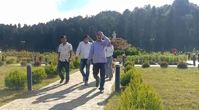 এখানকার অর্থনীতির অন্যতম ভরসা পর্যটন। যাকে ঘিরে কয়েক হাজার বাসিন্দার রুটি-রুজি নির্ভরশীল। লকডাউনে ভেঙে পড়েছিল এখানকার অর্থনীতিও। নিউ নর্মালে ভিড় জমাতে শুরু করেছে পর্যটকেরা। একাধিক বৌদ্ধ গুম্ফা, চা বাগানে মোড়া মিরিক। আর পর্যটকদের আকর্ষনের কেন্দ্রবিন্দু মিরিক লেক। যার একপাশে সবুজ চা বাগান। অন্যপ্রান্তে সারি সারি পাইন গাছ। বছরের যেকোনো সময়েই মিরিক লেকের ধারে জমিয়ে আড্ডা মারা যায়। শীতে হালকা রোদ পিঠে লাগিয়ে কমলালেবু মুখে দিয়ে আড্ডার মজাই আলাদা।