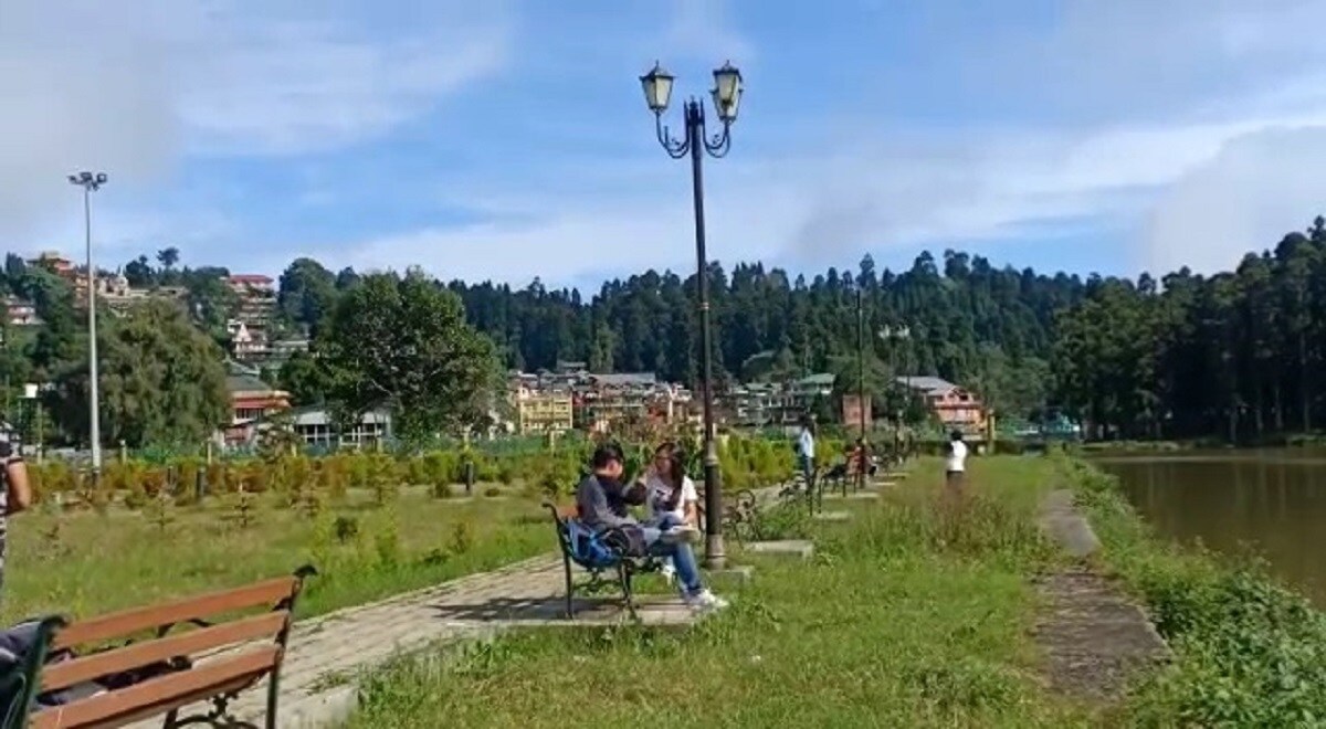 সম্প্রতি কয়েক কোটি টাকা ব্যায়ে সাজিয়ে তোলা হয়েছে মিরিক লেক। জোর দেওয়া হয়েছে লেকের সৌন্দার্যায়নে। প্রচুর ফুলের সমারোহ লেকের ধারে। পর্যটকদের জন্যে বসার বন্দোবস্ত করা হয়েছে। লেকে বোটিং না করলে সফরটাই অসম্পূর্ণ থেকে যায়। যদিও কোভিড বিধির জন্যে আপাতত বোটিং বন্ধ। তবে ঘোড়ার পিঠে চেপে লেকের চারপাশ ঘোরার মজাটা লুফে নিচ্ছে পর্যটকেরা। সম্প্রতি কয়েক কোটি টাকা ব্যায়ে সাজিয়ে তোলা হয়েছে মিরিক লেক। জোর দেওয়া হয়েছে লেকের সৌন্দার্যায়নে। প্রচুর ফুলের সমারোহ লেকের ধারে। পর্যটকদের জন্যে বসার বন্দোবস্ত করা হয়েছে। লেকে বোটিং না করলে সফরটাই অসম্পূর্ণ থেকে যায়। যদিও কোভিড বিধির জন্যে আপাতত বোটিং বন্ধ। তবে ঘোড়ার পিঠে চেপে লেকের চারপাশ ঘোরার মজাটা লুফে নিচ্ছে পর্যটকেরা।