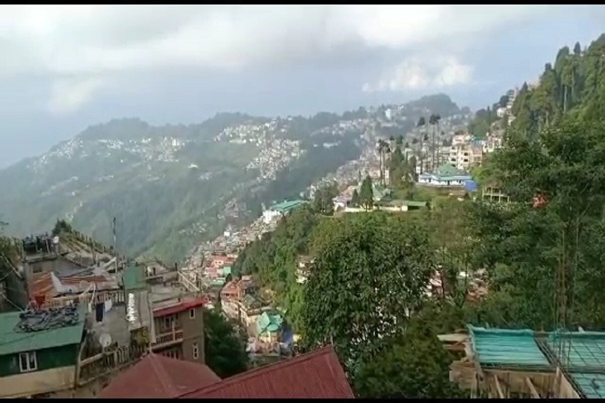 মিরিক।সবুজে ঘেরা এক পাহাড়ী জনপদ। মিরিক নামটা এসছে লেপচা শব্দ মির-ইয়ক থেকে। যার অর্থ আগুনে পুড়ে যাওয়া স্থান। দার্জিলিংয়ের একটি মহকুমা। এখন এই মিরিক তার অপরূপ সৌন্দর্য্যে পর্যটকদের কাছে অতি পরিচিত হয়ে উঠছে। লকডাউনে বন্ধ ছিল পর্যটন। আনলক ফাইভে ধীরে ধীরে মাথা তুলে দাঁড়াচ্ছে মিরিকের পর্যটনও। মিরিক।সবুজে ঘেরা এক পাহাড়ী জনপদ। মিরিক নামটা এসছে লেপচা শব্দ মির-ইয়ক থেকে। যার অর্থ আগুনে পুড়ে যাওয়া স্থান। দার্জিলিংয়ের একটি মহকুমা। এখন এই মিরিক তার অপরূপ সৌন্দর্য্যে পর্যটকদের কাছে অতি পরিচিত হয়ে উঠছে। লকডাউনে বন্ধ ছিল পর্যটন। আনলক ফাইভে ধীরে ধীরে মাথা তুলে দাঁড়াচ্ছে মিরিকের পর্যটনও।