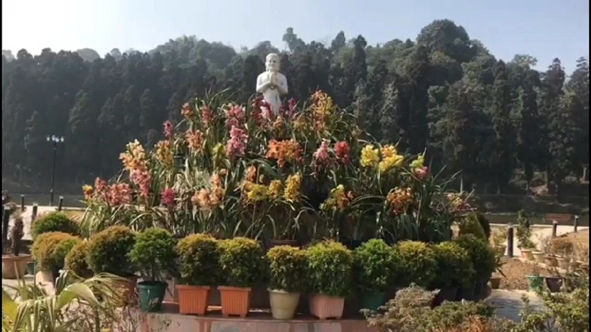 মিরিককে ঘিরে হোম স্টেও জমজমাট। আর পর্যটকেরা আসায় খুশী স্থানীয় বাসিন্দারাও। তাদের মুখেও ফুটছে হাসি। কোভিডকে সঙ্গী করেই যখন চলতে হবে, তখন আর কত দিন ঘরে বসে থাকা যায়! তাই পাহাড় খুলতেই বেড়িয়ে পড়া। একটু আনন্দে নিরিবিলি জায়গায় দিন কাটানোর খোঁজে। তবে অবশ্যই কোভিড প্রোটোকল মেনে। পুজোর পর পর্যটকদের সংখ্যাও বাড়বে। লেক থেকে কাঞ্চনজঙ্ঘা দর্শনের খোঁজে পর্যটকদের ঘোরার ঠিকানা মিরিক! মিরিককে ঘিরে হোম স্টেও জমজমাট। আর পর্যটকেরা আসায় খুশী স্থানীয় বাসিন্দারাও। তাদের মুখেও ফুটছে হাসি। কোভিডকে সঙ্গী করেই যখন চলতে হবে, তখন আর কত দিন ঘরে বসে থাকা যায়! তাই পাহাড় খুলতেই বেড়িয়ে পড়া। একটু আনন্দে নিরিবিলি জায়গায় দিন কাটানোর খোঁজে। তবে অবশ্যই কোভিড প্রোটোকল মেনে। পুজোর পর পর্যটকদের সংখ্যাও বাড়বে। লেক থেকে কাঞ্চনজঙ্ঘা দর্শনের খোঁজে পর্যটকদের ঘোরার ঠিকানা মিরিক!