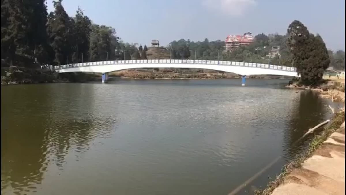 আসছেন ভিন রাজ্যের পর্যটকেরা। শিলিগুড়ি থেকে তো প্রতিদিনই ডে ভিজিটে বহু মানুষ বেড়াতে আসছেন মিরিকে। মনোরম আবহাওয়া। মেঘ আর কুয়াশার লুকোচুরি তো লেগেই রয়েছে। শিলিগুড়ি থেকে চড়াই উতরাই পথ ধরে ৫২ কিলোমিটারের পথ মিরিক। কিছুটা দূরেই ভারত-নেপাল সীমান্ত পশুপতি। অনায়াসেই সস্তার মার্কেট ঘুরে আসছেন পর্যটকেরা। আসছেন ভিন রাজ্যের পর্যটকেরা। শিলিগুড়ি থেকে তো প্রতিদিনই ডে ভিজিটে বহু মানুষ বেড়াতে আসছেন মিরিকে। মনোরম আবহাওয়া। মেঘ আর কুয়াশার লুকোচুরি তো লেগেই রয়েছে। শিলিগুড়ি থেকে চড়াই উতরাই পথ ধরে ৫২ কিলোমিটারের পথ মিরিক। কিছুটা দূরেই ভারত-নেপাল সীমান্ত পশুপতি। অনায়াসেই সস্তার মার্কেট ঘুরে আসছেন পর্যটকেরা।