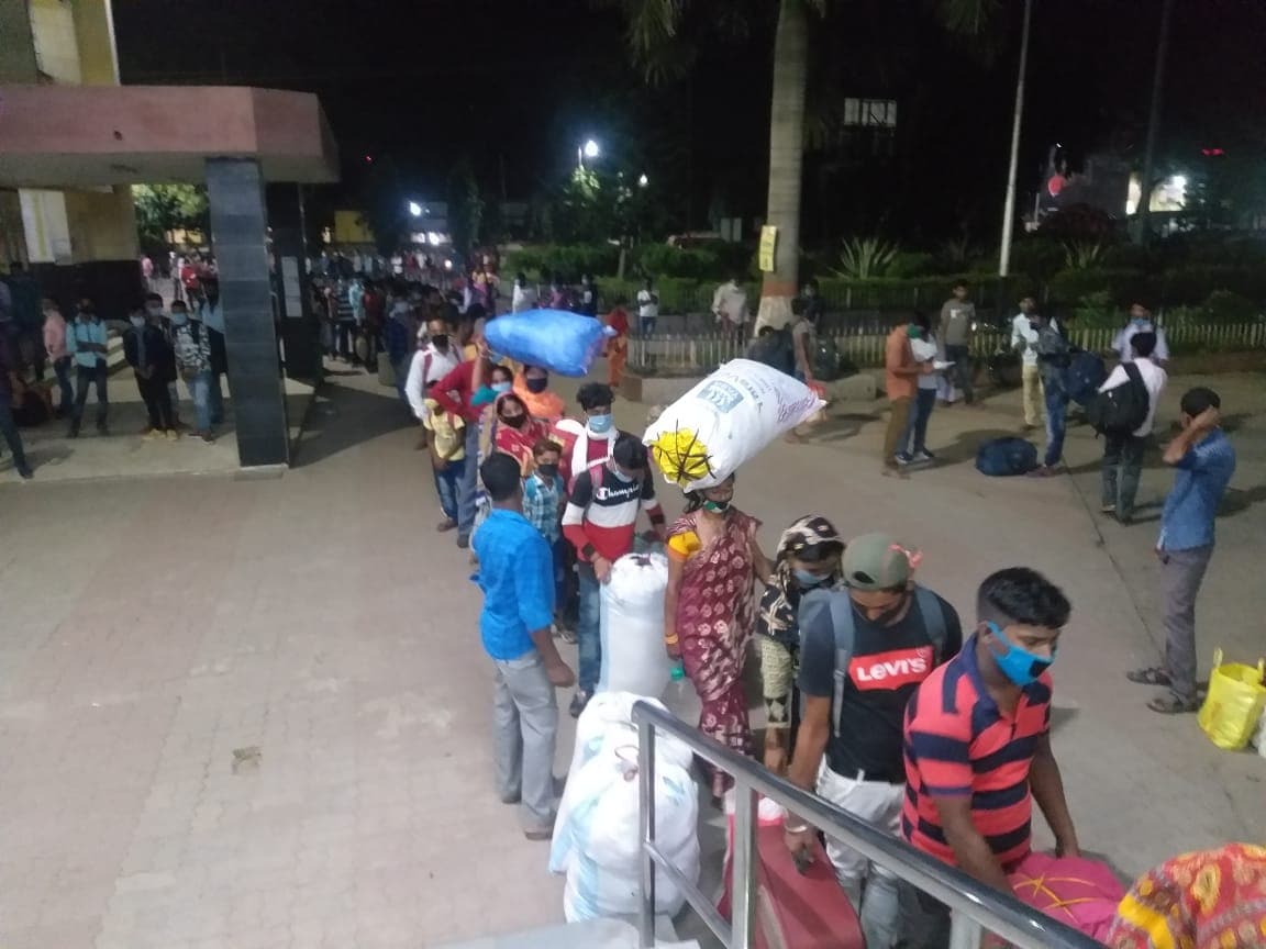 *করোনা আবহে ট্রেনে ওঠার আগেই প্রত্যেক রেল যাত্রীর লাগেজ পরীক্ষা ও টিকিট মিলিয়ে দেখার কাজ চলছে স্টেশনের প্রবেশ দ্বারে। এই কাজের জন্য ফরাক্কা এক্সপ্রেস ছাড়ার কয়েক ঘন্টা আগে থেকেই যাত্রীদের লম্বা লাইন পড়ছে। *করোনা আবহে ট্রেনে ওঠার আগেই প্রত্যেক রেল যাত্রীর লাগেজ পরীক্ষা ও টিকিট মিলিয়ে দেখার কাজ চলছে স্টেশনের প্রবেশ দ্বারে। এই কাজের জন্য ফরাক্কা এক্সপ্রেস ছাড়ার কয়েক ঘন্টা আগে থেকেই যাত্রীদের লম্বা লাইন পড়ছে।