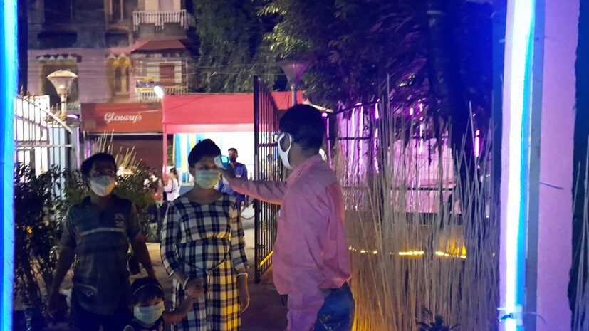 *পুজো উদ্যোক্তা পার্থ দে জানান, বিশেষ করে বয়স্কদের জন্যে এই ভাবনা। যেভাবে কোভিড পজিটিভের সংখ্যা বাড়ছে শহরে, যথেষ্ট উদ্বেগের। কোভিড বিধি মেনেই এবারে সাবেকিয়ানায় ফিরেছে সেন্ট্রাল কলোনী। নিত্য নতুন থিম আর নয়। প্রতিমাও এক চালার ডাকের সাজে। খোলামেলা মণ্ডপ। আলোর কারসাজিও নেই। বসছে না মেলাও।