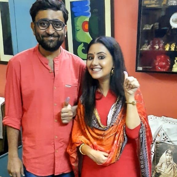 *রেজিস্ট্রির দিন অভিমন্যুর মা ছিলেন না। সেদিনই তাঁরা জানিয়েছিলেন, বাড়ির সকলে ফিরলে তবেই সবে সামাজিক বিয়ের অনুষ্ঠান। তবে এই বিয়েতে শাশুড়ির দেওয়া গোলাপি রঙের শাড়ি পরেই বিয়ে করেন মানালি। বন্ধুবান্ধব ছাড়াও পরিবারের বাকি সদস্যরা মানালি আর অভিমন্যুর বিয়েতে উপস্থিত হয়েছিলেন। ছবি: ইনস্টাগ্রাম। *রেজিস্ট্রির দিন অভিমন্যুর মা ছিলেন না। সেদিনই তাঁরা জানিয়েছিলেন, বাড়ির সকলে ফিরলে তবেই সবে সামাজিক বিয়ের অনুষ্ঠান। তবে এই বিয়েতে শাশুড়ির দেওয়া গোলাপি রঙের শাড়ি পরেই বিয়ে করেন মানালি। বন্ধুবান্ধব ছাড়াও পরিবারের বাকি সদস্যরা মানালি আর অভিমন্যুর বিয়েতে উপস্থিত হয়েছিলেন। ছবি: ইনস্টাগ্রাম।