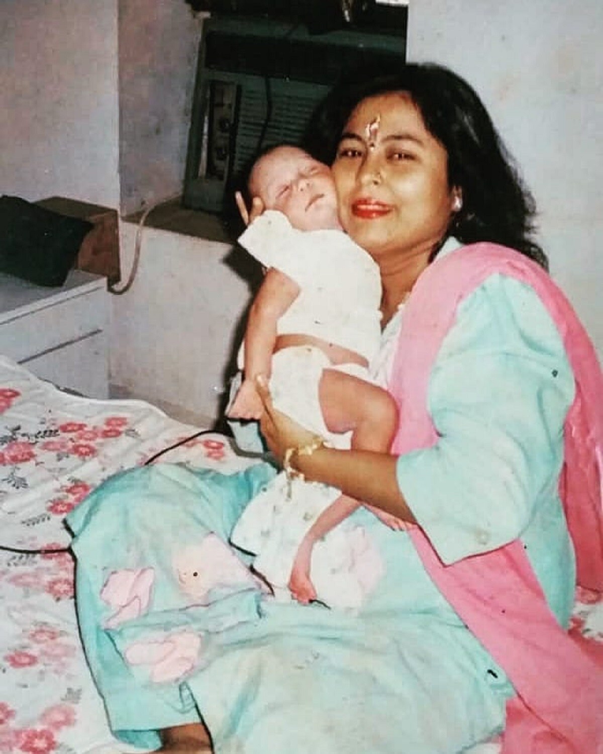 জান কুমার জানিয়েছেন, তাঁর জন্মের আগেই কুমার শানু তাঁর মাকে ছেড়ে দিয়েছিলেন। সে সময় ছয় মাসের অন্তঃসত্ত্বা ছিলেন তাঁর মা। সে সময় প্রথম স্ত্রী রীতা অর্থাৎ জান কুমারের মাকে ডিভোর্স দেন কুমার শানু। photo source collected জান কুমার জানিয়েছেন, তাঁর জন্মের আগেই কুমার শানু তাঁর মাকে ছেড়ে দিয়েছিলেন। সে সময় ছয় মাসের অন্তঃসত্ত্বা ছিলেন তাঁর মা। সে সময় প্রথম স্ত্রী রীতা অর্থাৎ জান কুমারের মাকে ডিভোর্স দেন কুমার শানু। photo source collected