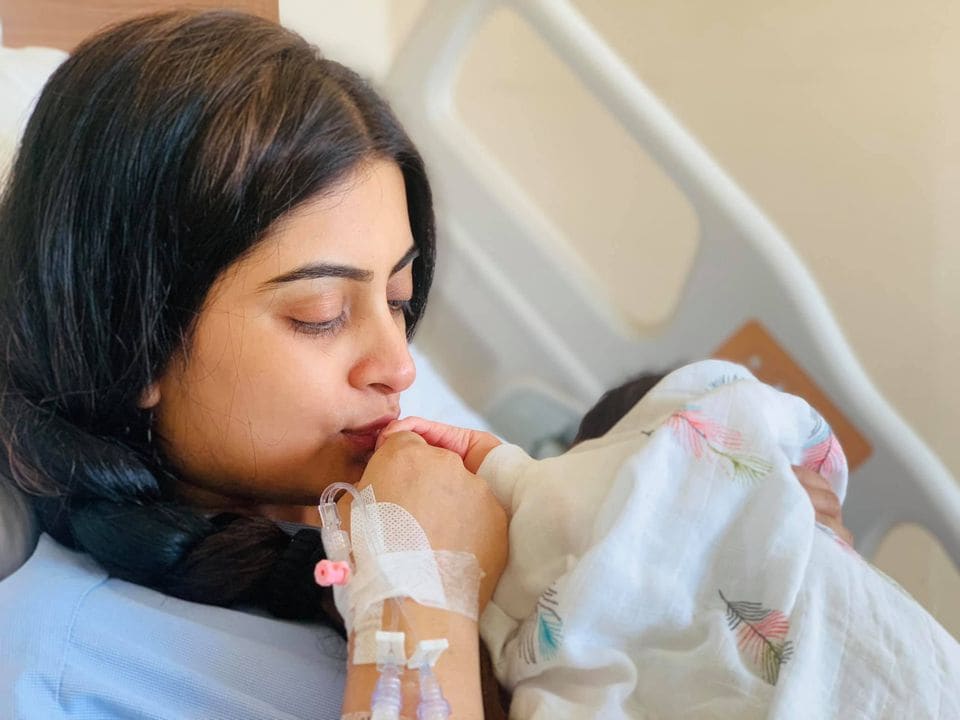 এর আগে মেয়ের ছোট্ট হাতের ছবি প্রকাশ্যে এসেছিল ৷ সোশ্যাল মিডিয়ায় ছবিটি শেয়ার করে তাঁর মা হওয়ার খবর জানিয়েছিলেন অভিনেত্রী ৷ এবার শেয়ার করলেন মেয়ের আরও বেশ কয়েকটি ছবি ৷ (Photo Courtesy: Ankita Majumder Paul/Facebook) এর আগে মেয়ের ছোট্ট হাতের ছবি প্রকাশ্যে এসেছিল ৷ সোশ্যাল মিডিয়ায় ছবিটি শেয়ার করে তাঁর মা হওয়ার খবর জানিয়েছিলেন অভিনেত্রী ৷ এবার শেয়ার করলেন মেয়ের আরও বেশ কয়েকটি ছবি ৷ (Photo Courtesy: Ankita Majumder Paul/Facebook)