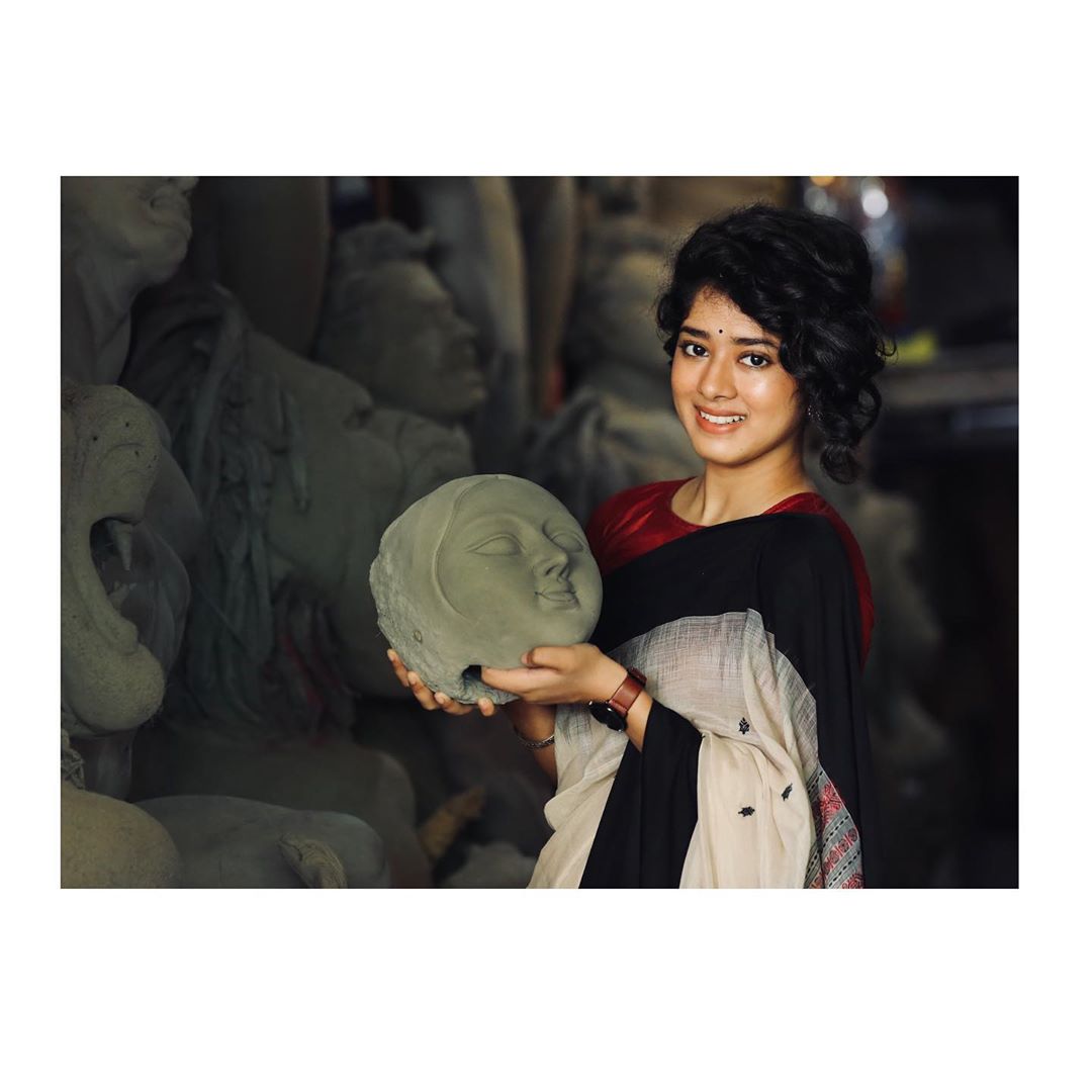 *তবে সিরিয়ালে সাদা শাড়ি আর গেরুয়া বসনে তাঁকে দেখা গেলেও, পর্দার বাইরে কিন্তু একেবারে অন্যরকম তিনি। পশ্চিমি পোশাকে অনেক বেশি স্বছন্দ তিনি। দিতিপ্রিয়া অবশ্য তা বারে বারেই জানিয়েছেন তাঁর একাধিক সাক্ষাৎকারে। ছবি: ইনস্টাগ্রাম। *তবে সিরিয়ালে সাদা শাড়ি আর গেরুয়া বসনে তাঁকে দেখা গেলেও, পর্দার বাইরে কিন্তু একেবারে অন্যরকম তিনি। পশ্চিমি পোশাকে অনেক বেশি স্বছন্দ তিনি। দিতিপ্রিয়া অবশ্য তা বারে বারেই জানিয়েছেন তাঁর একাধিক সাক্ষাৎকারে। ছবি: ইনস্টাগ্রাম।