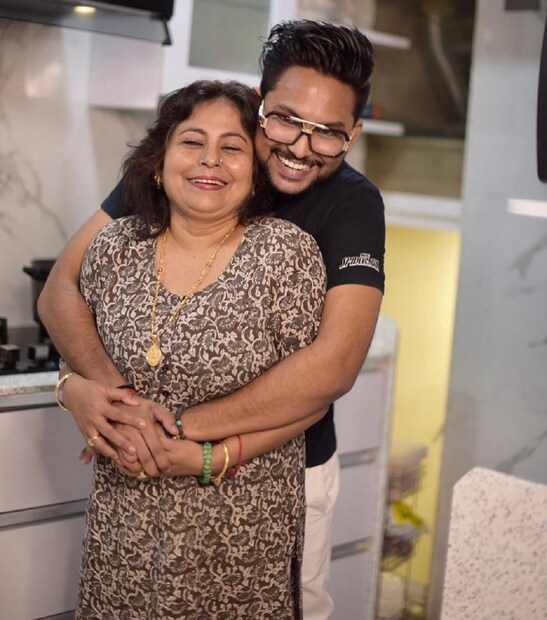তিনি জানিয়েছেন, বাবার ভালোবাসা কোনও দিনই পাননি জান কুমার। তাঁর মা ছোট থেকে কষ্ট করে বড় করেছেন তাঁকে। photo source collected